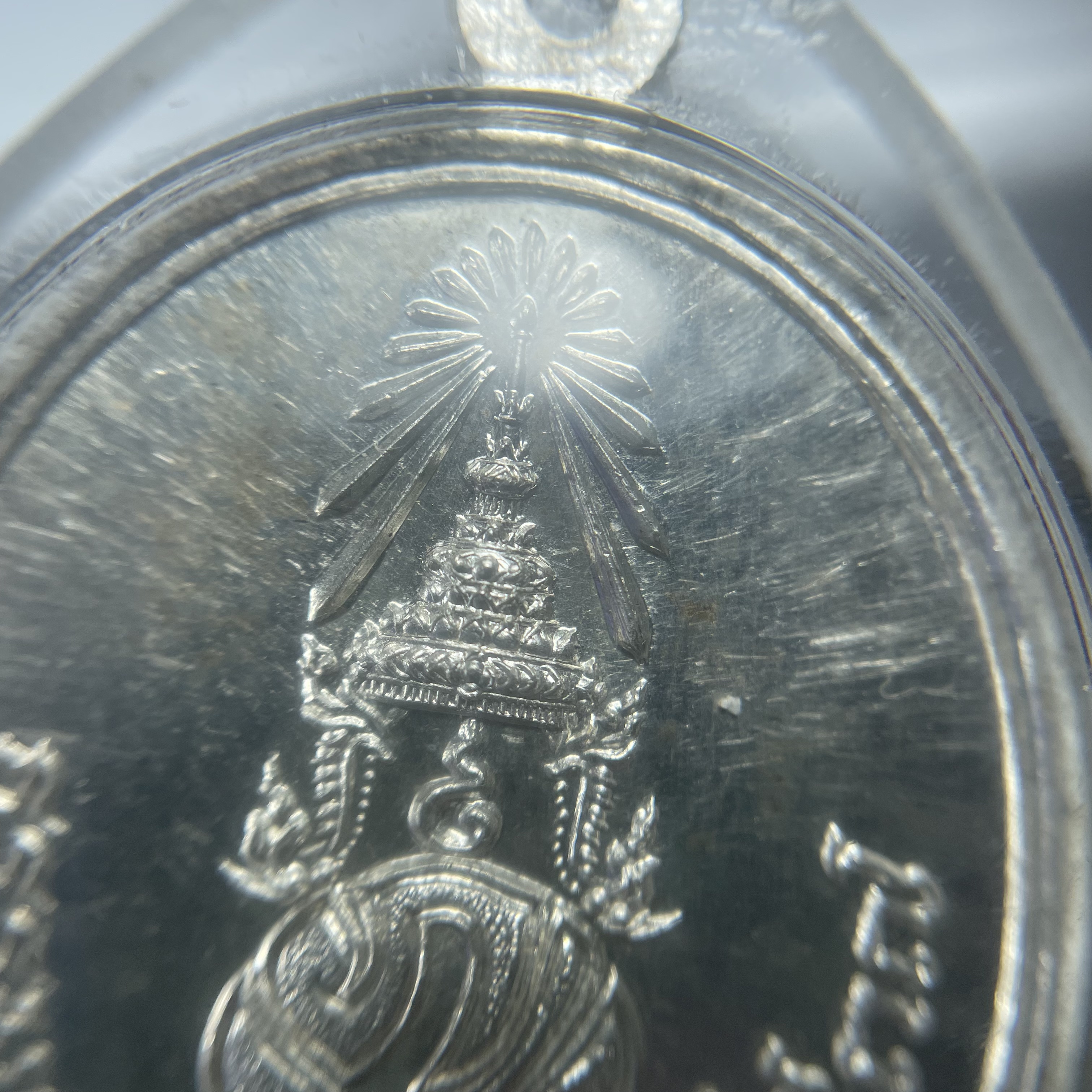 เหรียญพระพุทธสิหิงค์ ภปร. รุ่นมหาลัยธรรมศาสตร์ 60ปี พ.ศ.2537 พิมพ์ใหญ่+พิมพ์เล็ก เนื้อเงินผิวเดิม(ในหลวงรัชกาลที่9เสด็จในพิธี)(หลวงตามหาบัวร่วมปลุกเสก)