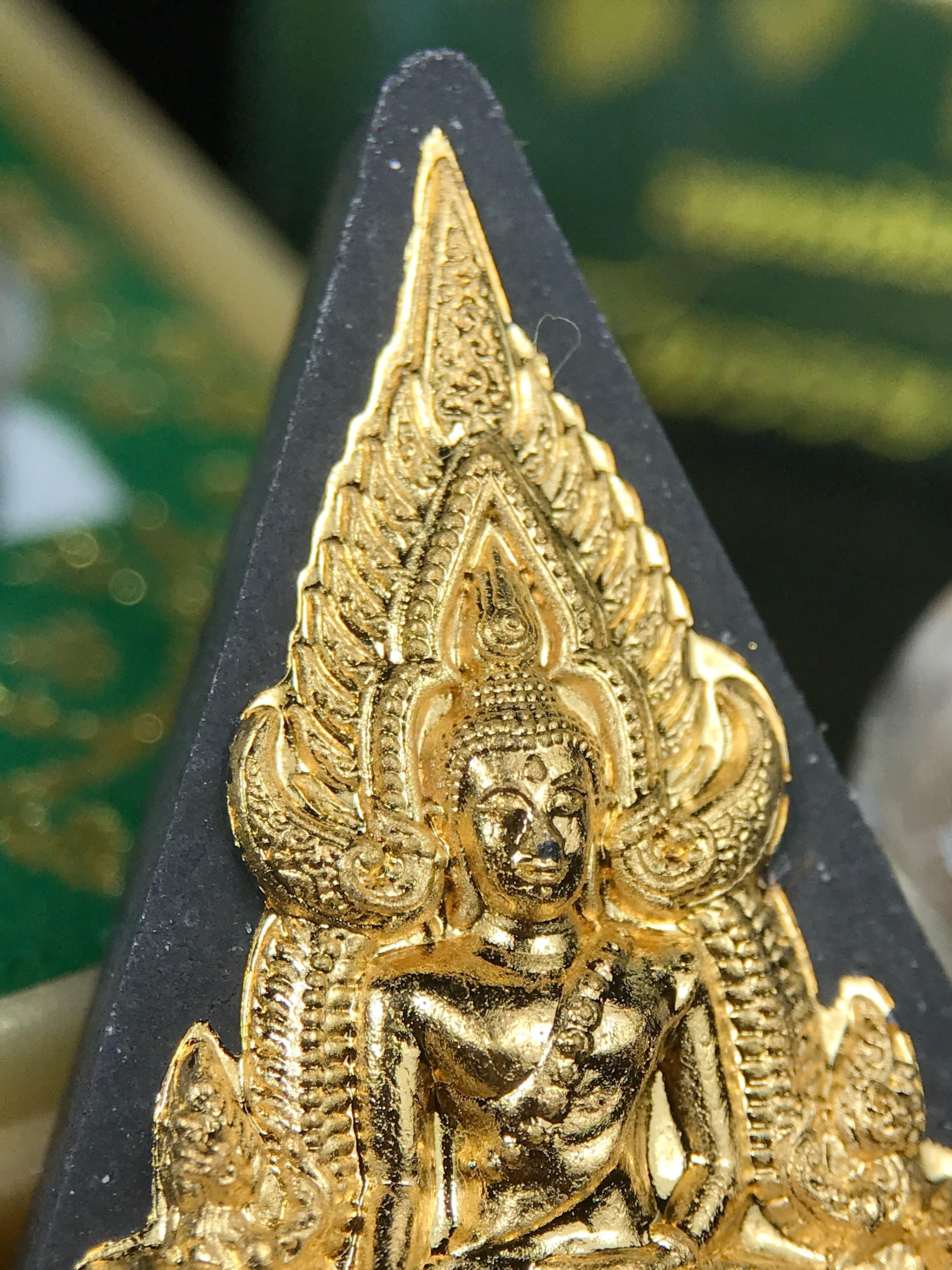 พระพุทธชินราช ภปร. 84พรรษา เนื้อผงปิดทองด้านหน้า หลัง ภ.ป.ร. เนื้อแดง (พระราชทานมวลสาร จิตรลดาและเส้นพระเจ้า(เส้นผม)ในหลวงรัชกาลที่9)พุทธศิลป์ทรงคุณค่าอีกหนึ่งรุ่นยอดนิยม(องค์หมายเลข ๒๕๔๙)1 ใน 10000 องค์