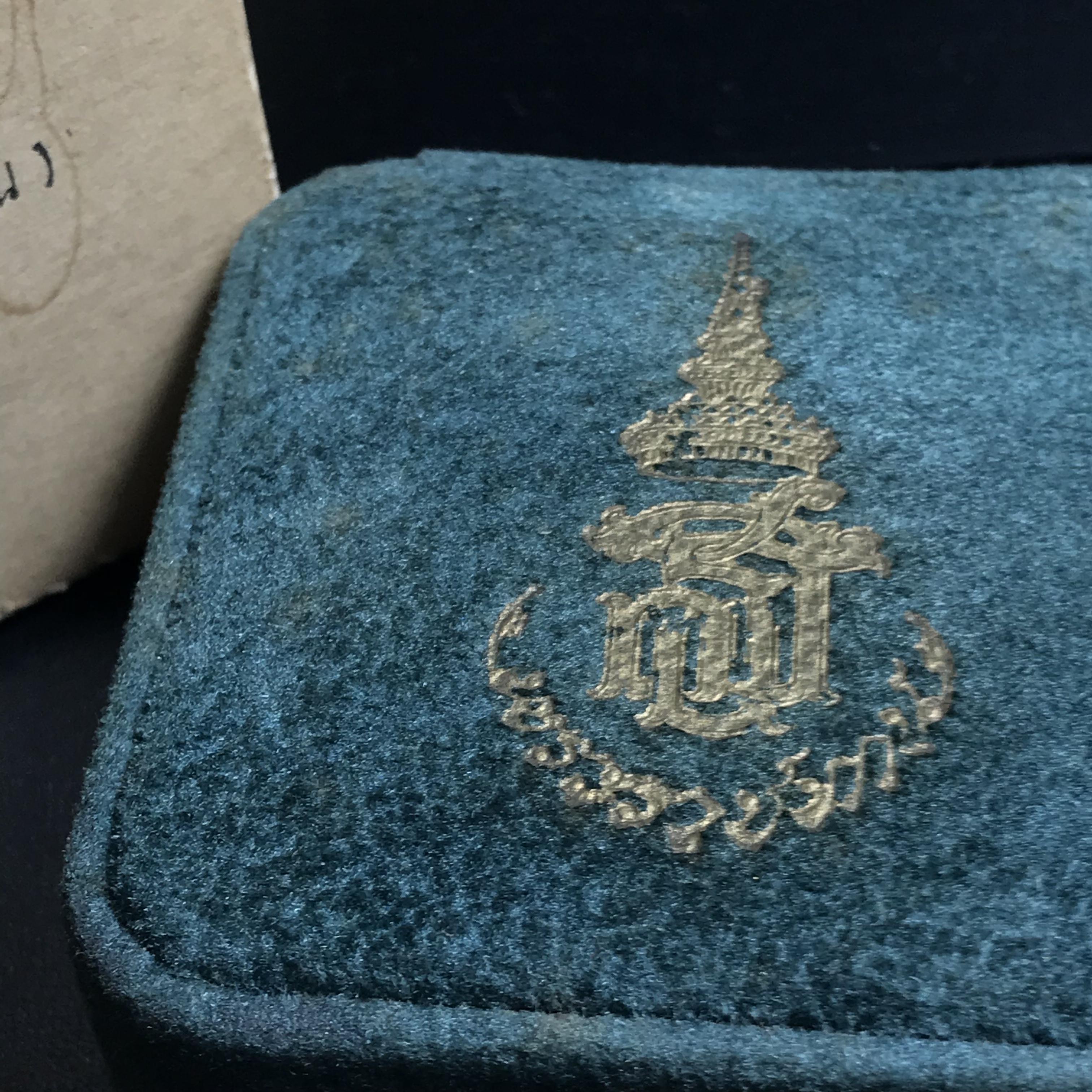 พระกริ่งไพรีพินาศ ครองสิริราชสมบัติครบ 50 ปี พ.ศ.2540 เนื้อเงิน ชุดพระราชทาน(หายาก)