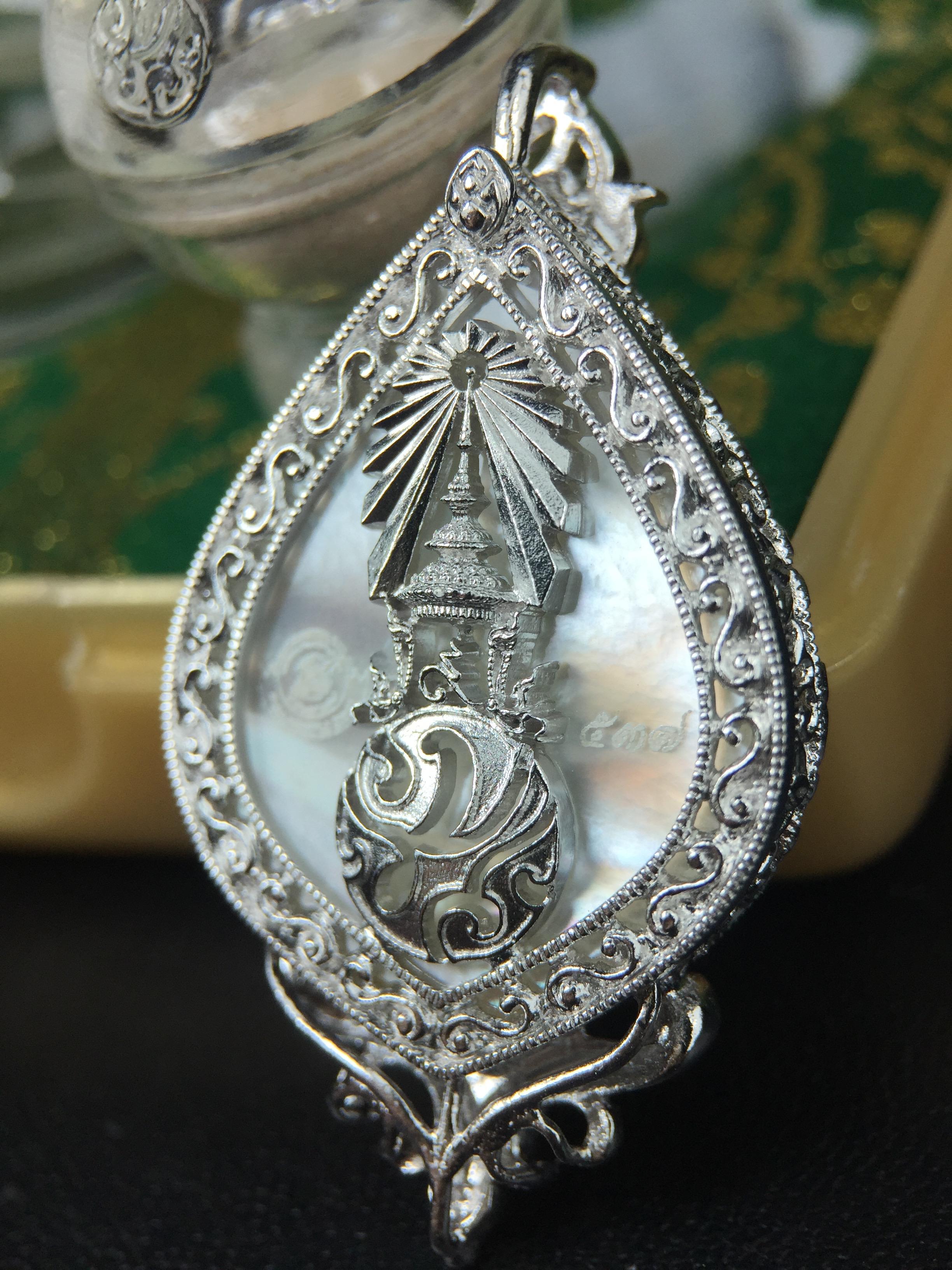 พระพุทธชินราช(จำลอง) ภปร. 84 พรรษา ทรงหยดน้ำ เนื้อเงินชุบทองคำขาว ขนาด 20*36 มม. (พระราชทานมวลสาร จิตรลดาและเส้นพระเจ้า(เส้นผม)รัชกาลที่9)พุทธศิลป์ทรงคุณค่าอีกหนึ่งรุ่นยอดนิยม งดงาม ทรงคุณค่า หายาก