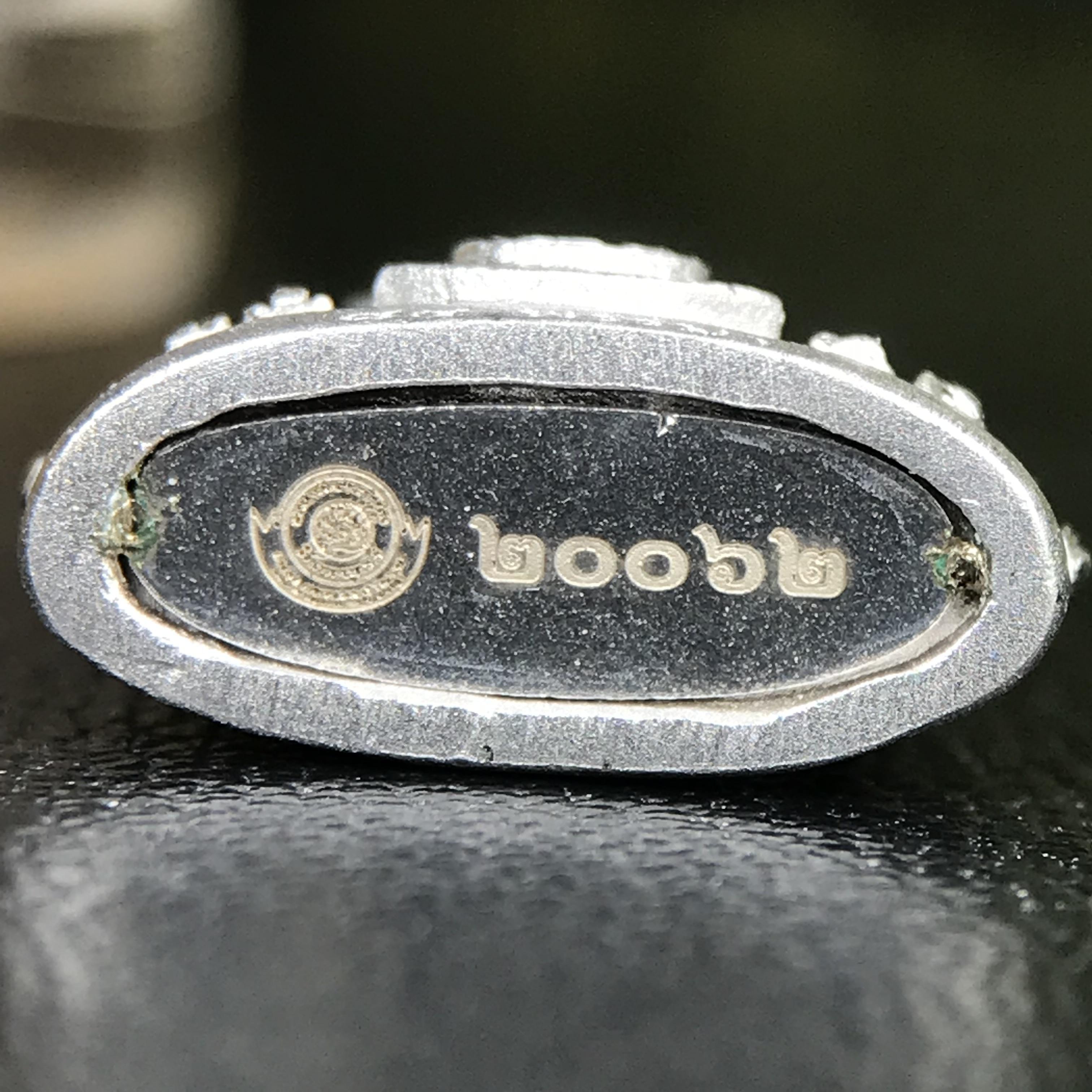 พระพุทธชินราช ภปร. 84 พรรษา พิมพ์เล็กขนาดหน้าตัก 1/4 นิ้ว(สูง 2.0 ซม.)เนื้อเงินชุบทองคำขาว (สภาพผิวสวยเดิม)(พระราชทานมวลสาร จิตรลดาและเส้นพระเจ้า(เส้นผม))พุทธศิลป์ทรงคุณค่าอีกหนึ่งรุ่นยอดนิยม