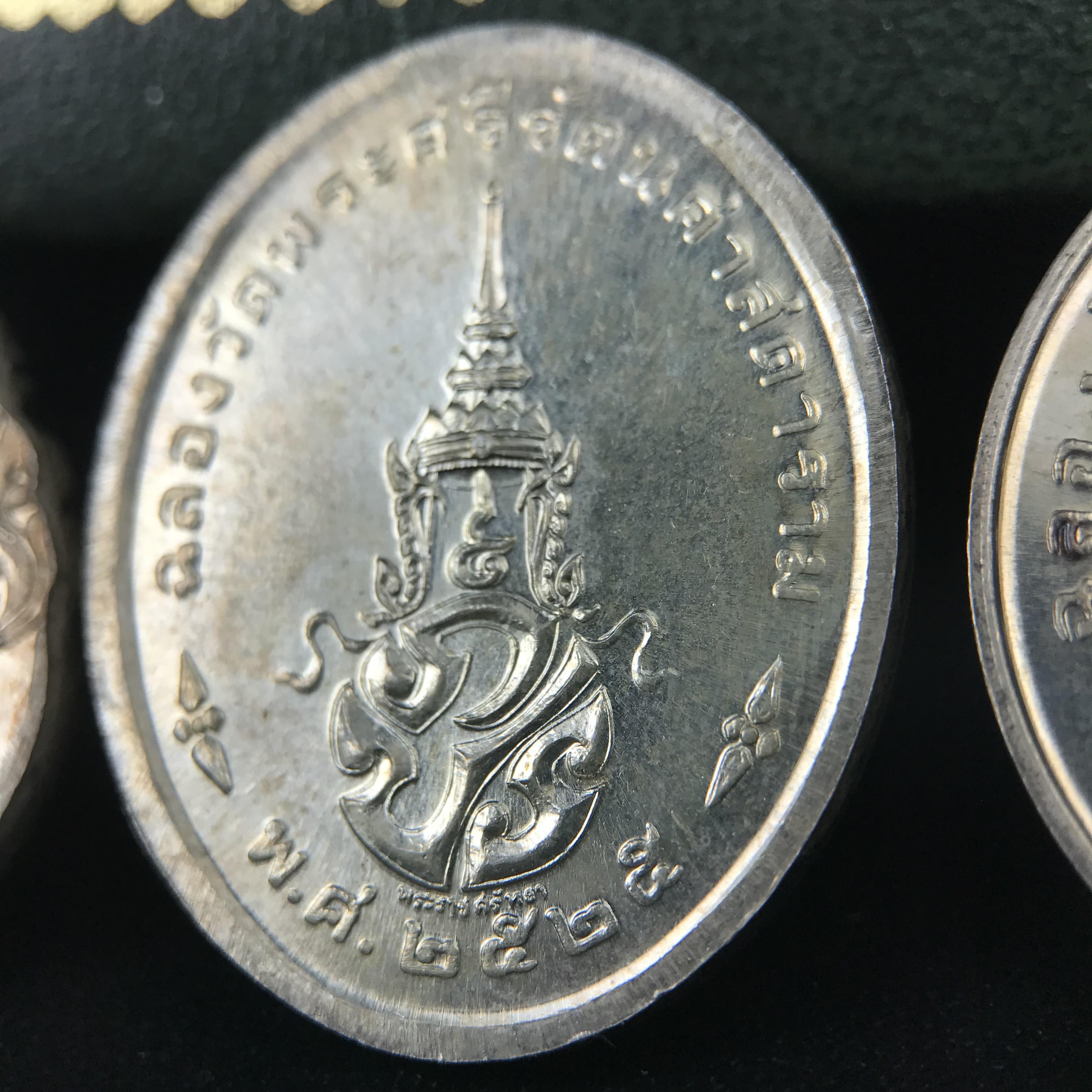 เหรียญพระแก้วมรกตหลัง ภปร. ฉลองกรุงรัตนโกสินทร์ครบ 200 ปี พ.ศ.2525 เนื้อเงินกล่องบรรจุเดิมครบ3พิมพ์(บล็อกพระราชศรัธา)(ในหลวงรัชกาลที่9 เสด็จในพิธี)พระคู่บ้านคู่เมือง...พระดี...พิธีใหญ่