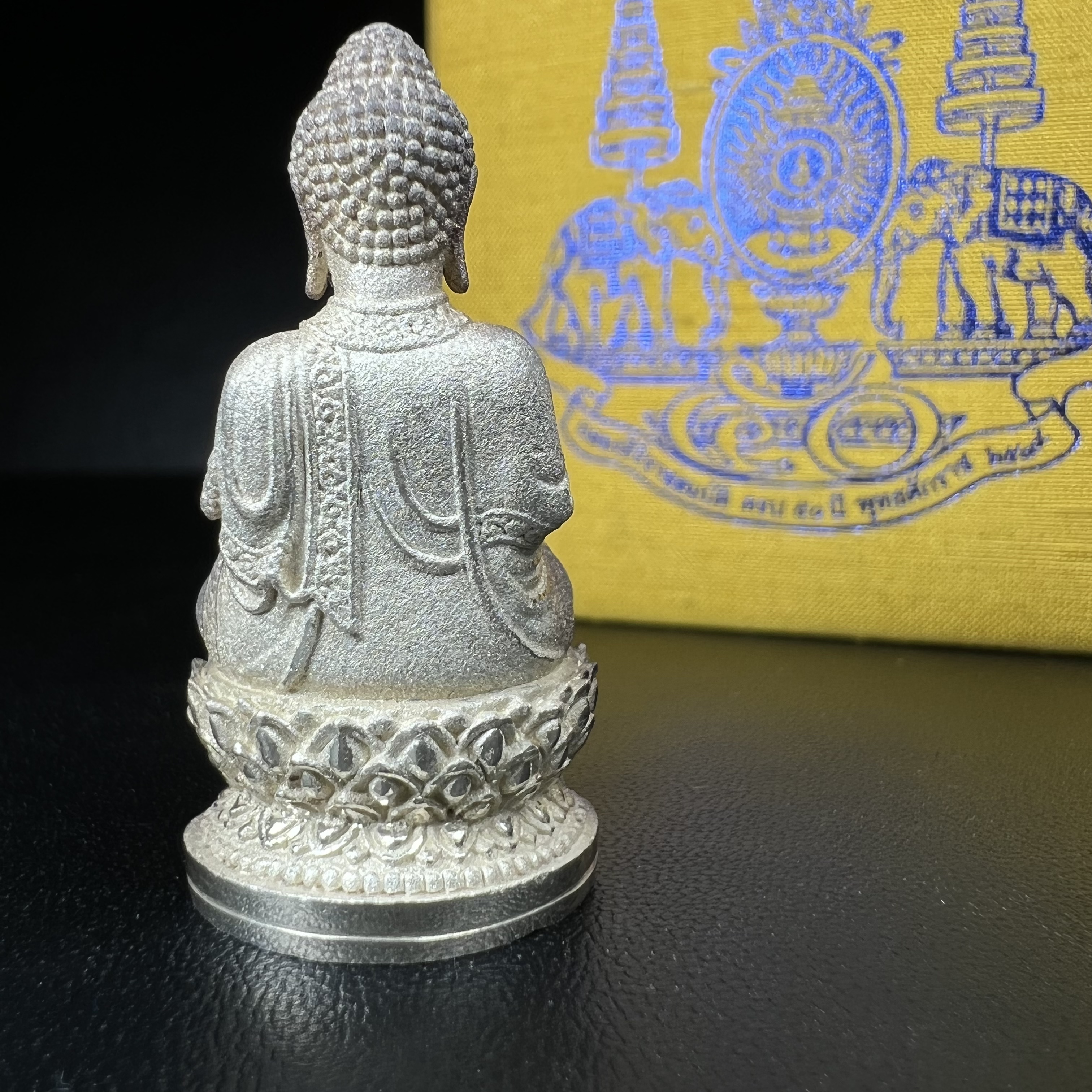 พระกริ่งจีน "ต้าเยิ่นถะ" รุ่น กาญจนาภิเษกครองราชย์ 50 ปี วัดบวรนิเวศวิหาร ปี2538 เนื้อเงิน(ผิวเดิมกลับดำขึ้นสีรุ้งเข้มขลังงดงามธรรมชาติสร้างสรรค์สภาพสวยเดิมพร้อมกล่องบรรจุเดิม ตอกโค๊ดหมายเลขกำกับ)(คัดสภาพสวยเดิมพิธีใหญ่พุทธศิลป์งดงาม)1ใน6001องค์