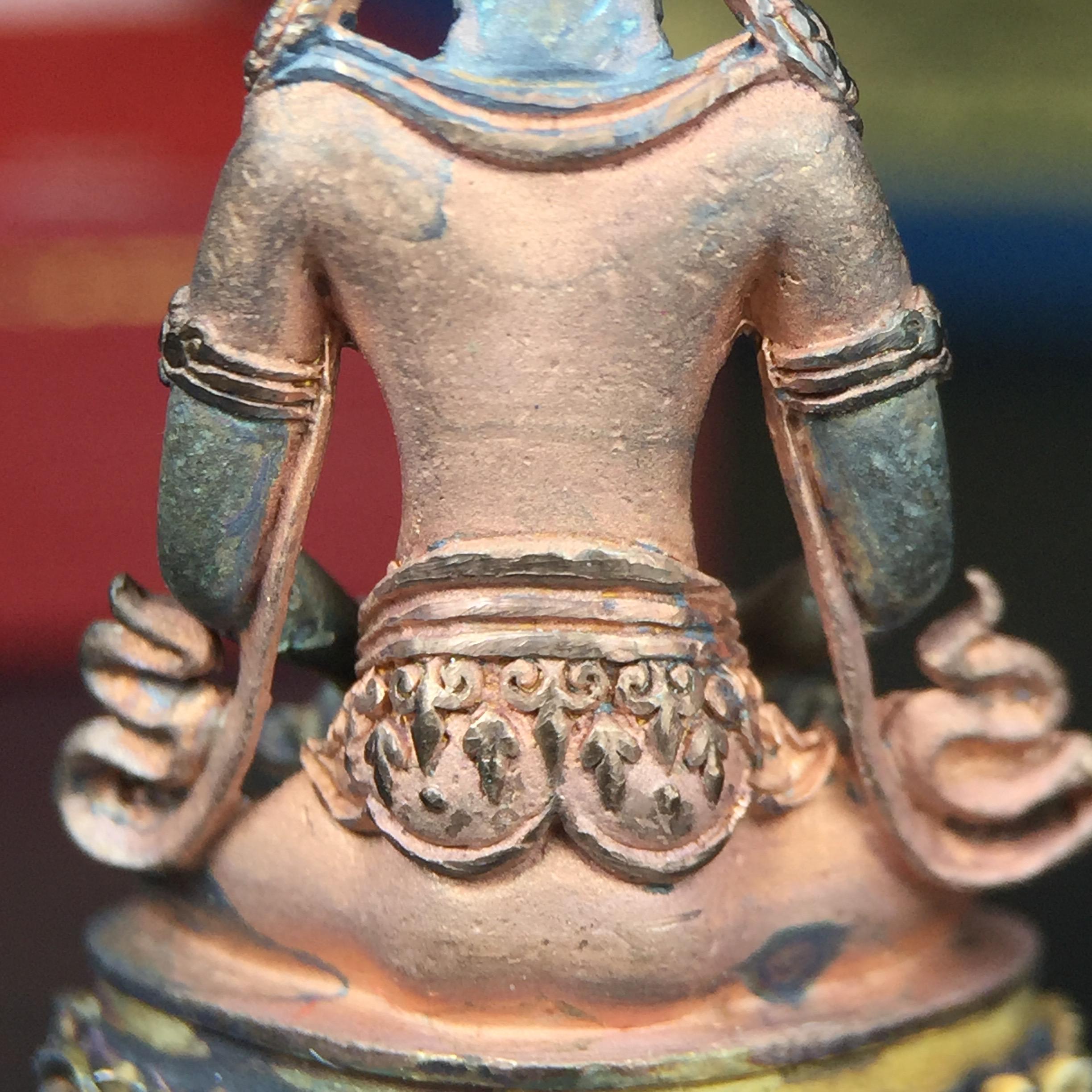 พระกริ่งอวโลกิเตศวร ( เจ้าแม่กวนอิม ) วัดโพธิ์แมนคุณาราม รุ่นอุดมโภคทรัพย์ พ.ศ.2539 เนื้อเงิน 3 กษัตริย์ พ่นทราย(ผิวเดิม ขึ้นสีรุ้งธรรมชาติ แบบนิยม เสน่ห์ของพระเนื้อเงิน) (พร้อมกล่องบรรจุการ์ดใบรับรองเดิมครบ) (อีกหนึ่งรุ่นยอดนิยม พุทธศิลป์สวยงดงาม)