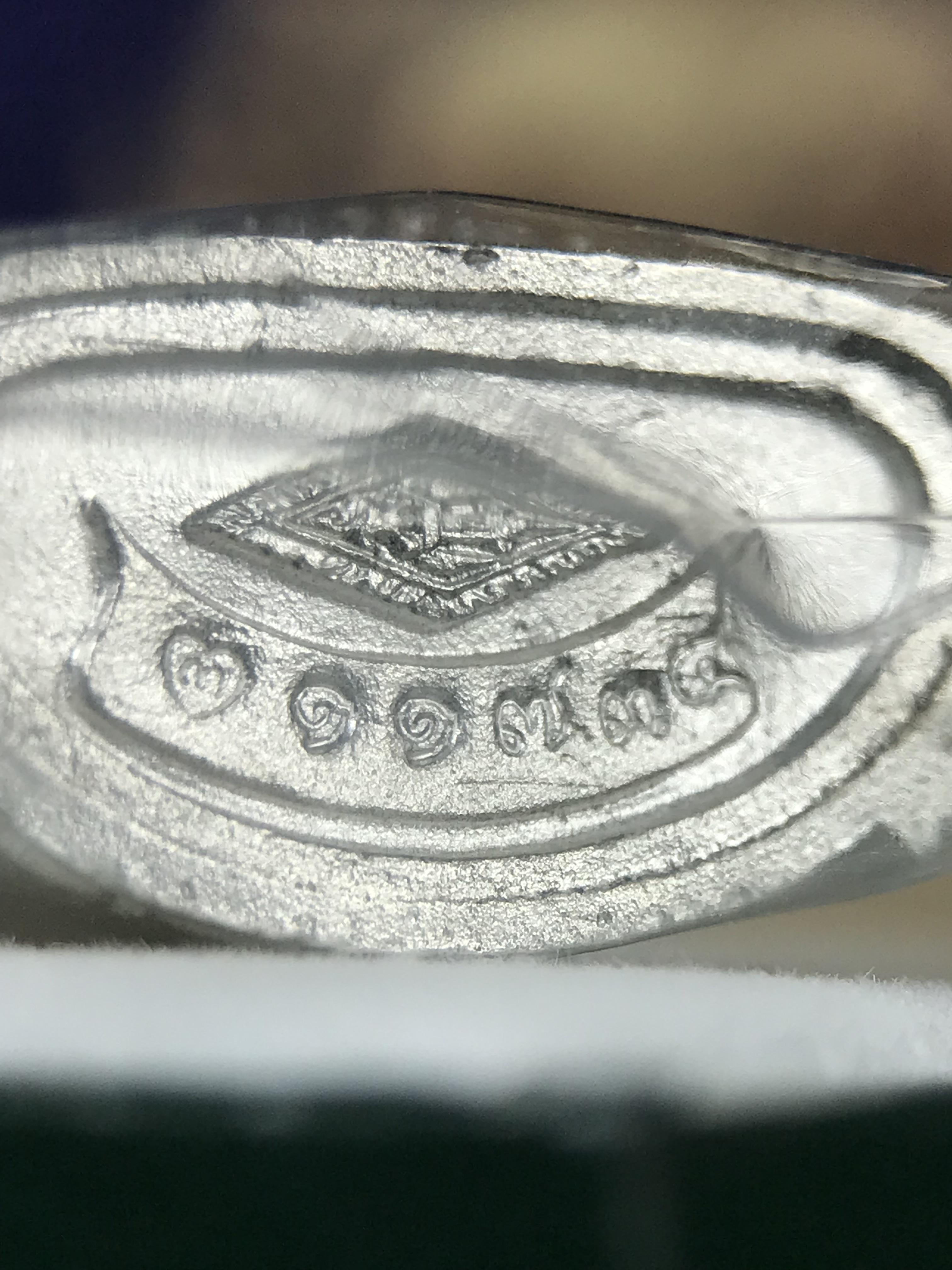 พระพุทธชินราช รุ่นมหาลาภ พิธีพุทธาภิเษกวัดพระศรีรัตนมหาธาตุวรมหาวิหาร จ.พิษณุโลก ปี 2540 เนื้อเงินบริสุทธิ์ 99.9% (นวลเงา)(สภาพผิวเดิมซีนซองเดิม พร้อมกล่องบรรจุเดิมและการ์ดใบรับรองครบสมบูรณ์ (องค์หมายเลข ๑๑๗๓๔)