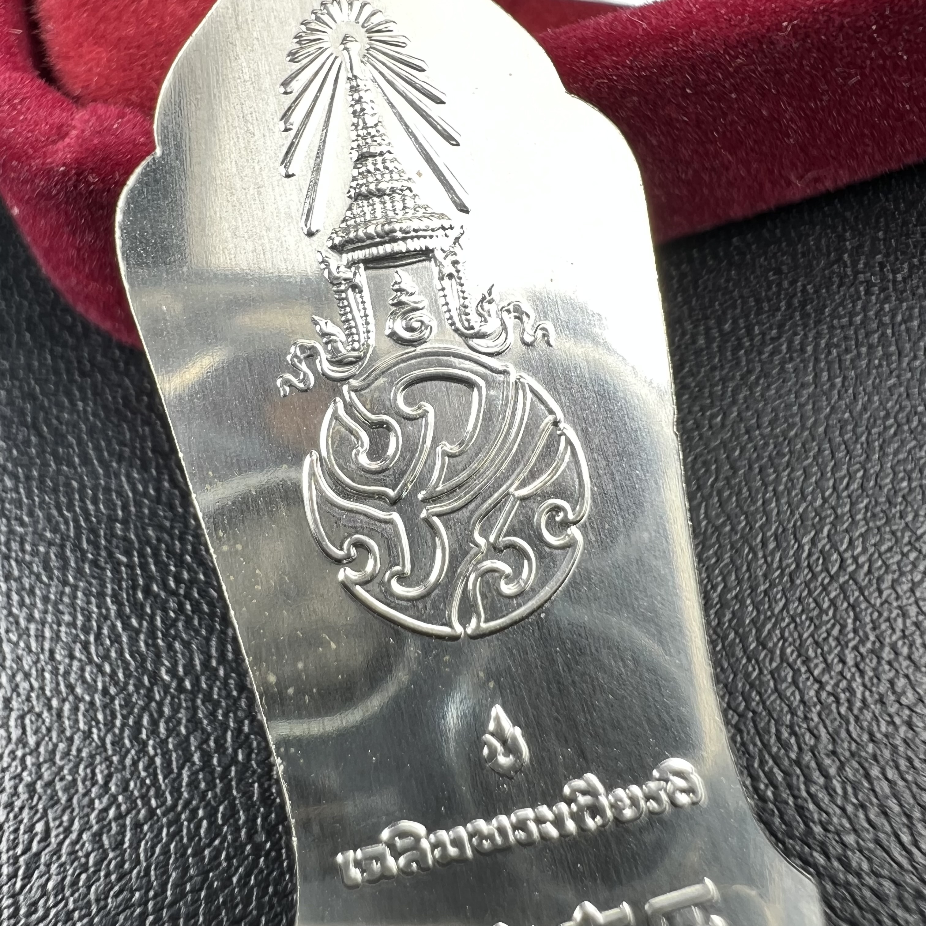 พระพุทธธรรมิกราชบพิตร ภปร. เฉลิมพระเกียรติ 2554 วัดบวรนิเวศวิหาร ขนาดสูง 4.5 ซม. เนื้อเงิน(ตอกโค๊ด Ag)(หายากพบเจอน้อยมาก)ผลิตโดย สำนักกษาปณ์ กรมธนารักษ์ พิธีพุทธาภิเษก ณ พระอุโบสถวัดบวรนิเวศวิหาร สภาพสวย กล่องบรรจุเดิมครบสมบูรณ์(1 ใน 2555 เหรียญ)หายาก