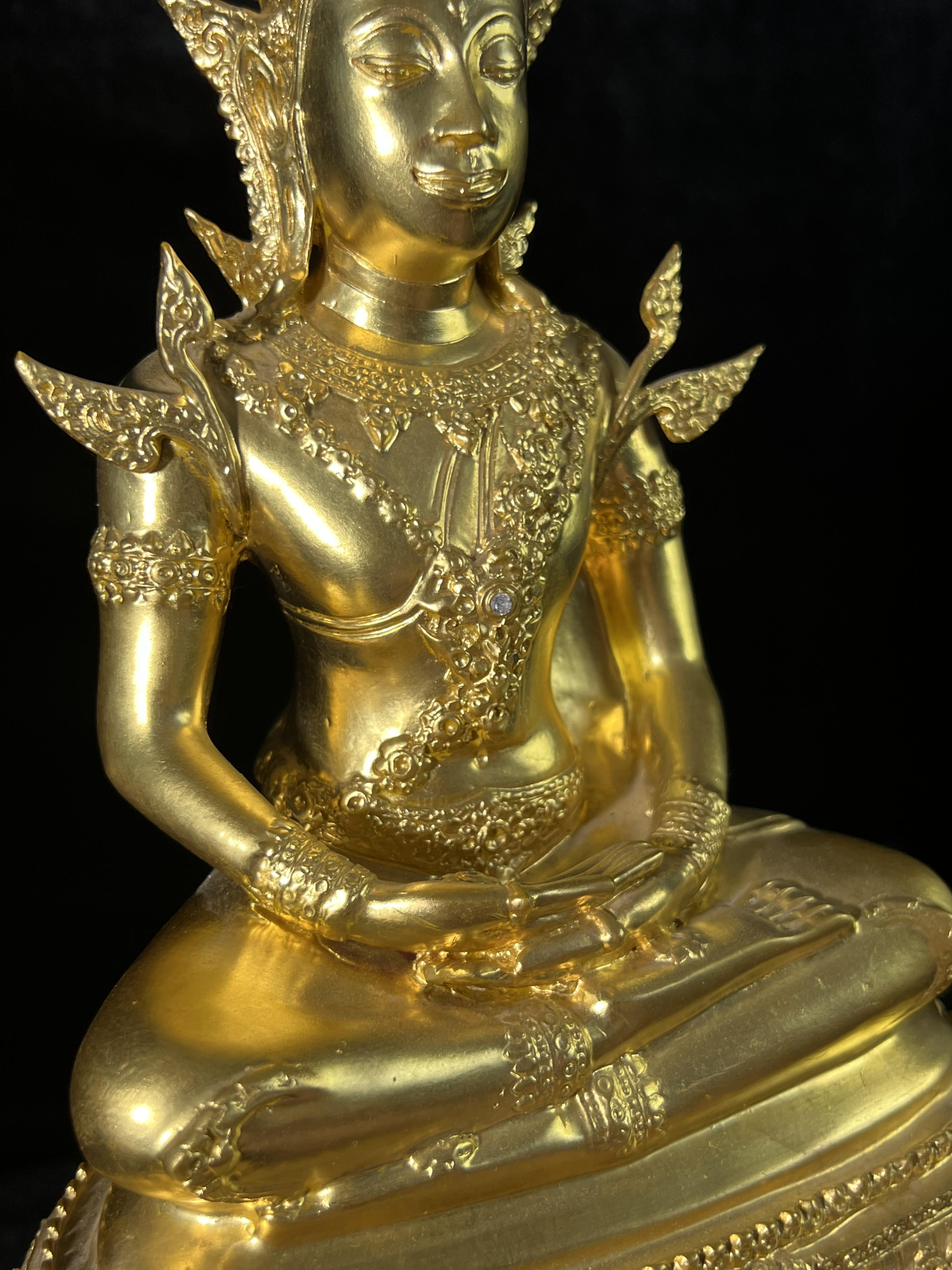 พระพุทธปฏิมาสุวรรณภูมิสิริโชค ภปร. การบินไทยจัดสร้างขึ้น เนื่องในวโรกาสมหามงคลเฉลิมพระชนมพรรษาของพระบาทสมเด็จพระเจ้าอยู่หัวรัชกาลที่ 9 ครบ 80 พรรษา ขนาดหน้าตัก 5 นิ้ว สูง 16 นิ้ว ปิดทองสวิส 99.9 เปอร์เซนต์ (พิธีใหญ่ พุทธศิลป์งดงาม หายาก)องค์หมายเลข ๙๗๘