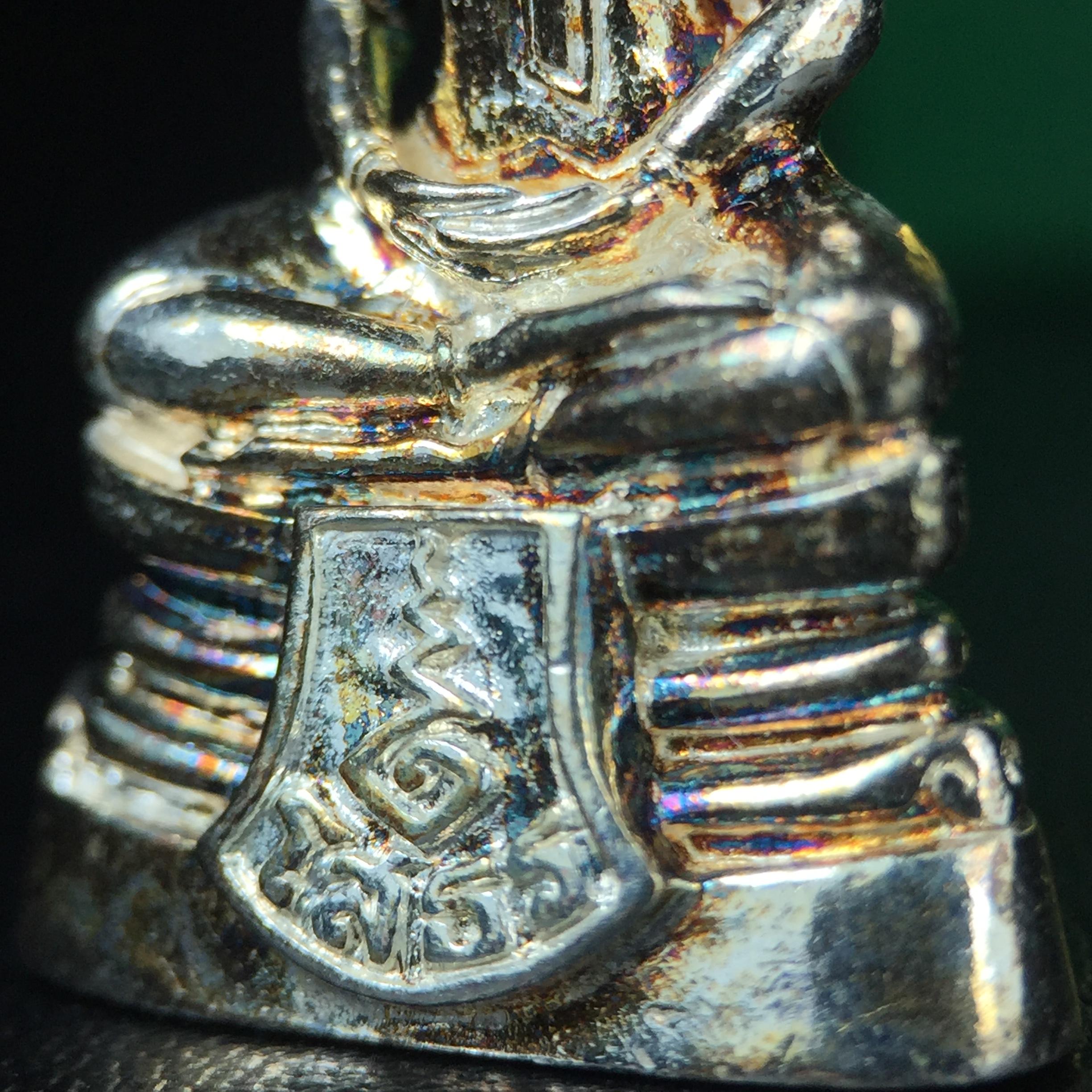 พระพุทธโสธร รุ่น กศก. 120 ปี เนื่องในโอกาสครบ 120 ปี กรมศุลกากร กระทรวงการคลัง จัดสร้าง ปี 2537 เนื้อเงินบริสุทธิ์ 99.9% ผิวขัดเงา(ขึ้นสีรุ้งธรรมชาติสวย)(งานบริษัท แพรนด้า จิวเวลรี่)สวยงดงาม ทรงคุณค่า สีสันที่ธรรมชาติสรรค์สร้าง