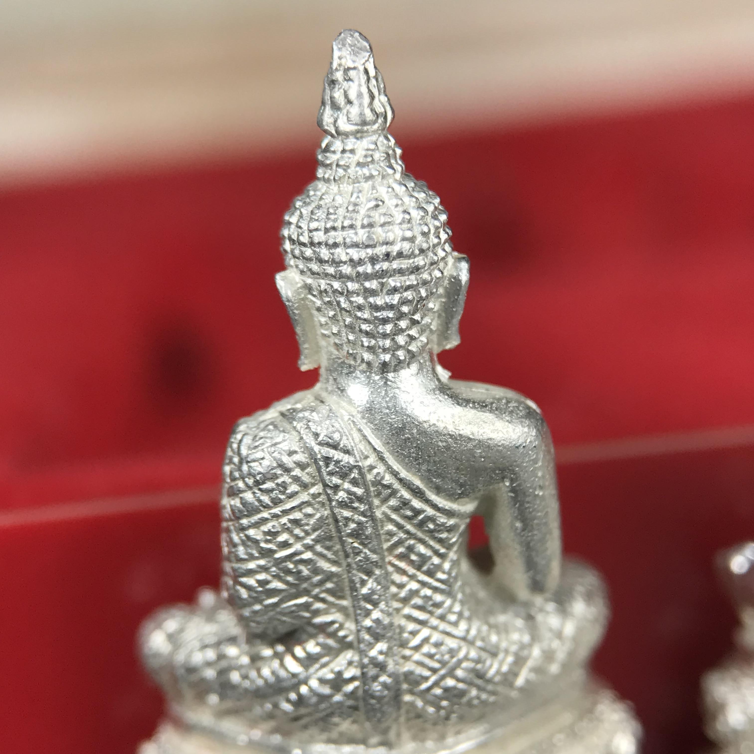 พระแก้วมรกต รุ่นเทิดพระเกียรติ พิธีมหาพุทธาภิเษก ณ.วัดพระศรีรัตนศาสดาราม(วัดพระแก้ว) วันเสาร์ที่ 26 เม .ย. 2540 (พิธีใหญ่เสาร์ห้า) ชุด 3 ฤดู (1 ชุด 3 องค์)เนื้อเงินครบชุดพร้อมกล่องบรรจุเดิม***เนื้อเงินหายากพบเจอน้อย***(หลวงพ่อ รวย เพิ่ม พูน ร่วมเสก)