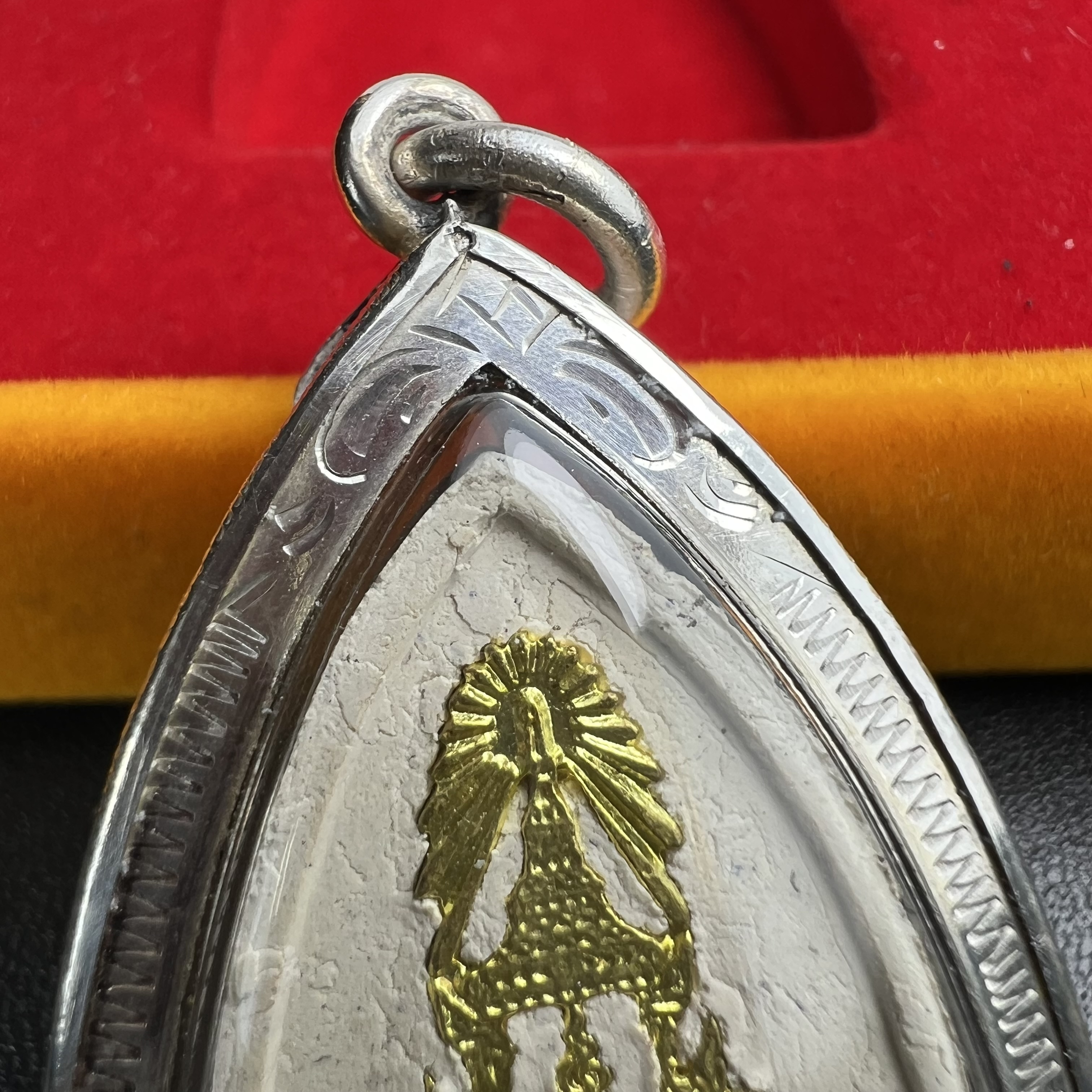 พระหลวงปู่ทวด ภปร.ปี 2547(พระชุดกรรมการ)ทรงกลีบบัว เนื้อผงสมเด็จฯ(โรยผงตะไบ ชนวนเก่า) เลี่ยมกรอบเนื้อเงินแท้(95%) กล่องบรรจุเดิมครบ พิธีมหาพุทธาภิเษก ณ วัดพระศรีรัตนศาสดาราม(วัดพระแก้ว)(เนื้อสีขาวหายากพบเจอน้อย)