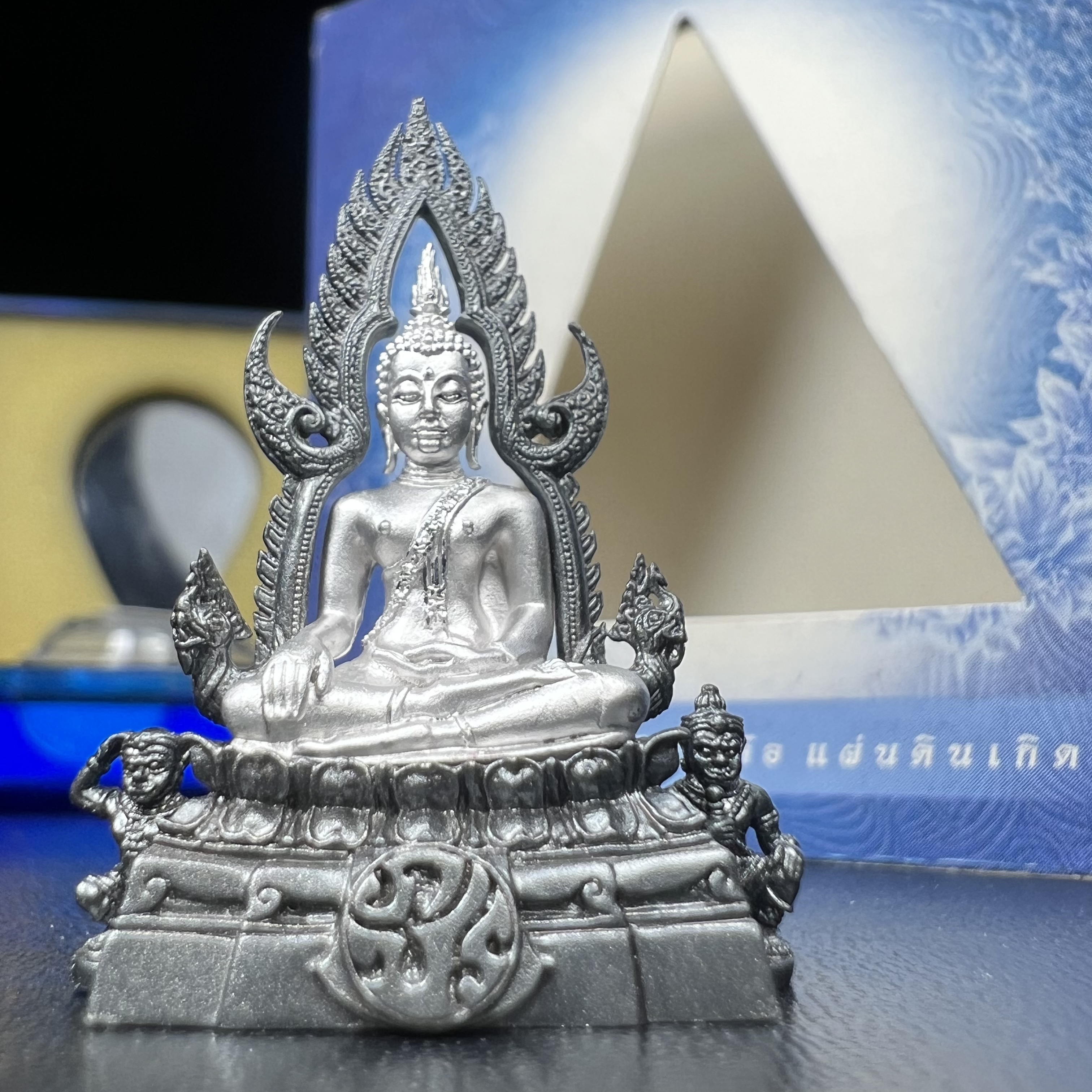 พระพุทธชินราช ภปร. โครงการ เพราะแผ่นดินนี้คือแผ่นดินเกิด เนื้อเงินชุบทองคำขาวซุ้มรมดำ ปี2551 ขนาดหน้าตัก1/2นิ้ว(3.5*2.5 ซม.) (สวยงามหายาก)1ใน 5000 องค์