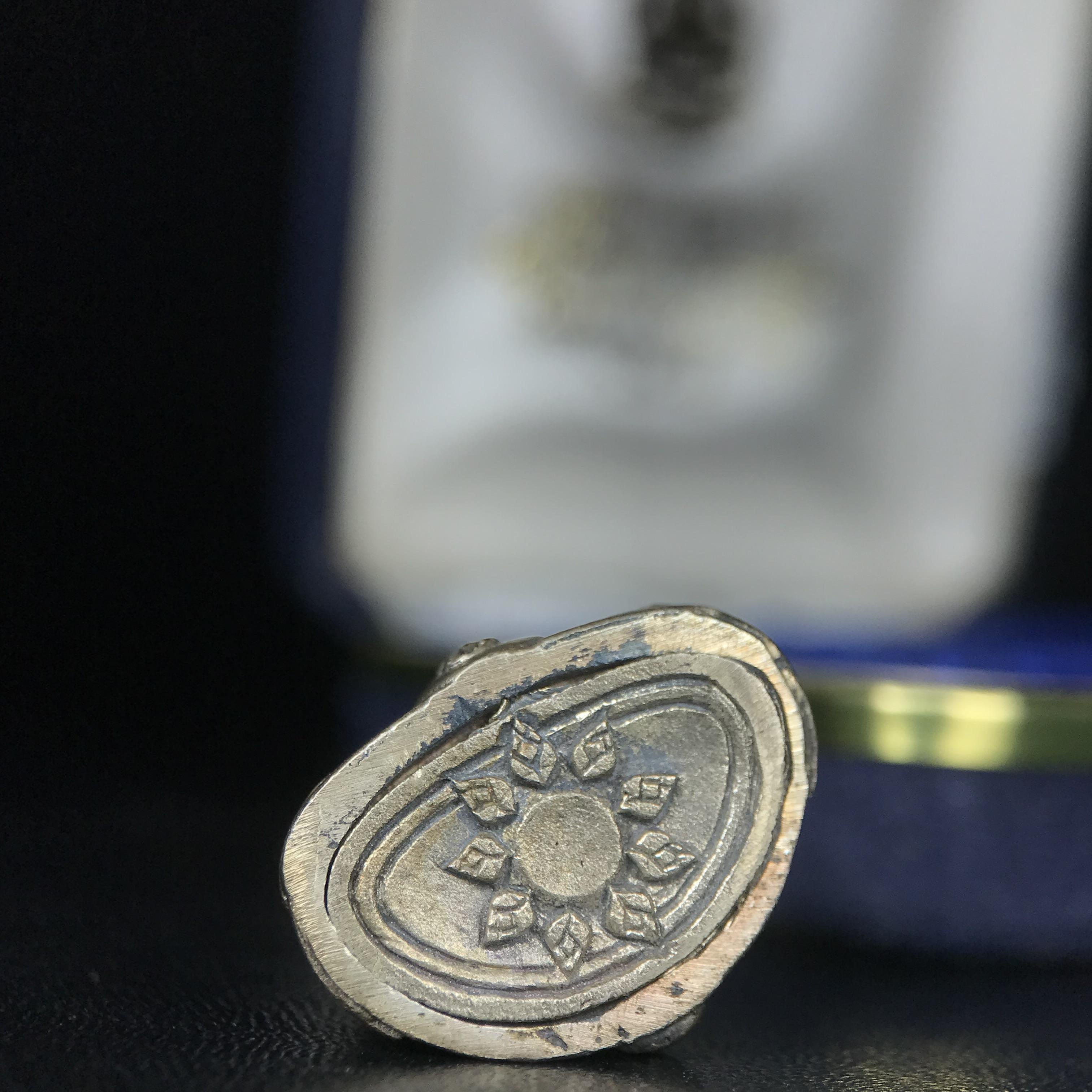 พระกริ่งนวปทุม ภปร. วัดปทุมวนาราม ปี 2535 เนื้อเงิน(ผิวเดิม ผิวน้ำทองทั่วองค์ สวย งดงาม) ขนาดสูง 3.7 ซม. พร้อมกล่องพิเศษบรรจุเดิมครบสมบูรณ์ (ในหลวงรัชกาลที่9เสด็จเททอง)(1ใน3000องค์)นิยมหายาก