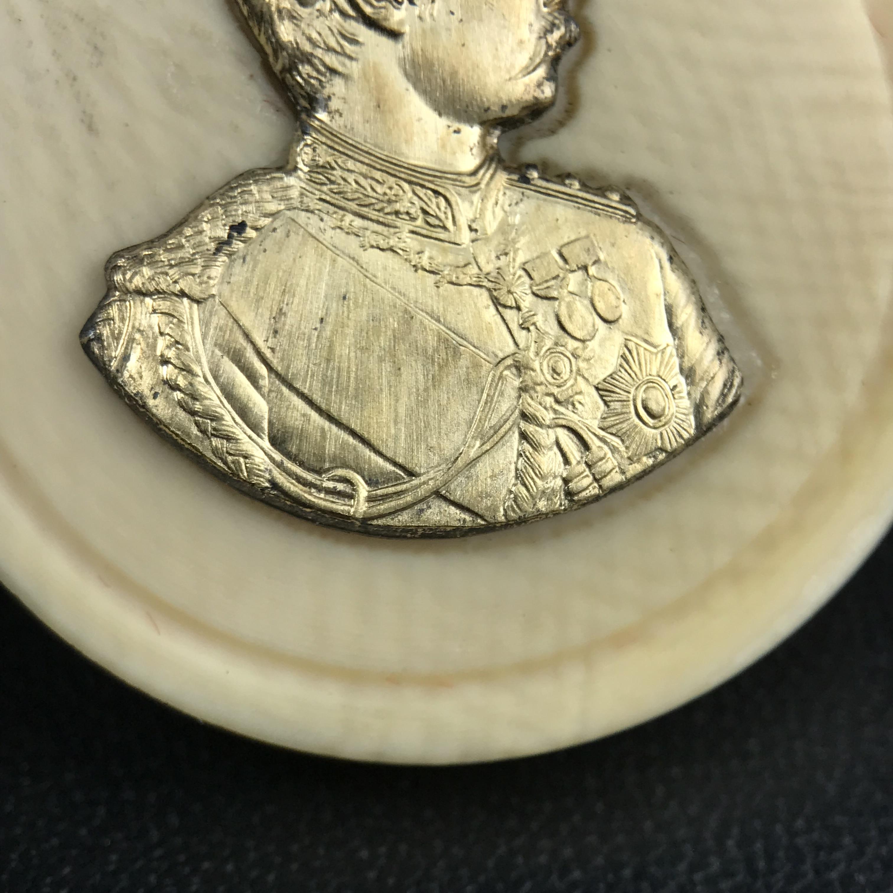 เหรียญรัชกาลที่ 5 คชสารหมื่นปี หลวงพ่ออุตตมะ วัดวังก์วิเวการาม ปี 2540 พิมพ์ใหญ่ขนาด 3.0 ซม. หน้ากากทองคำบริสุทธิ์ 99.99% (ผิวสวยเดิม)พร้อมกล่องบรรจุเดิมครบ(ควรคู่ผู้รู้คุณค่า ด้วยวัตถุมงคล เสริมบุญญาบารมี)