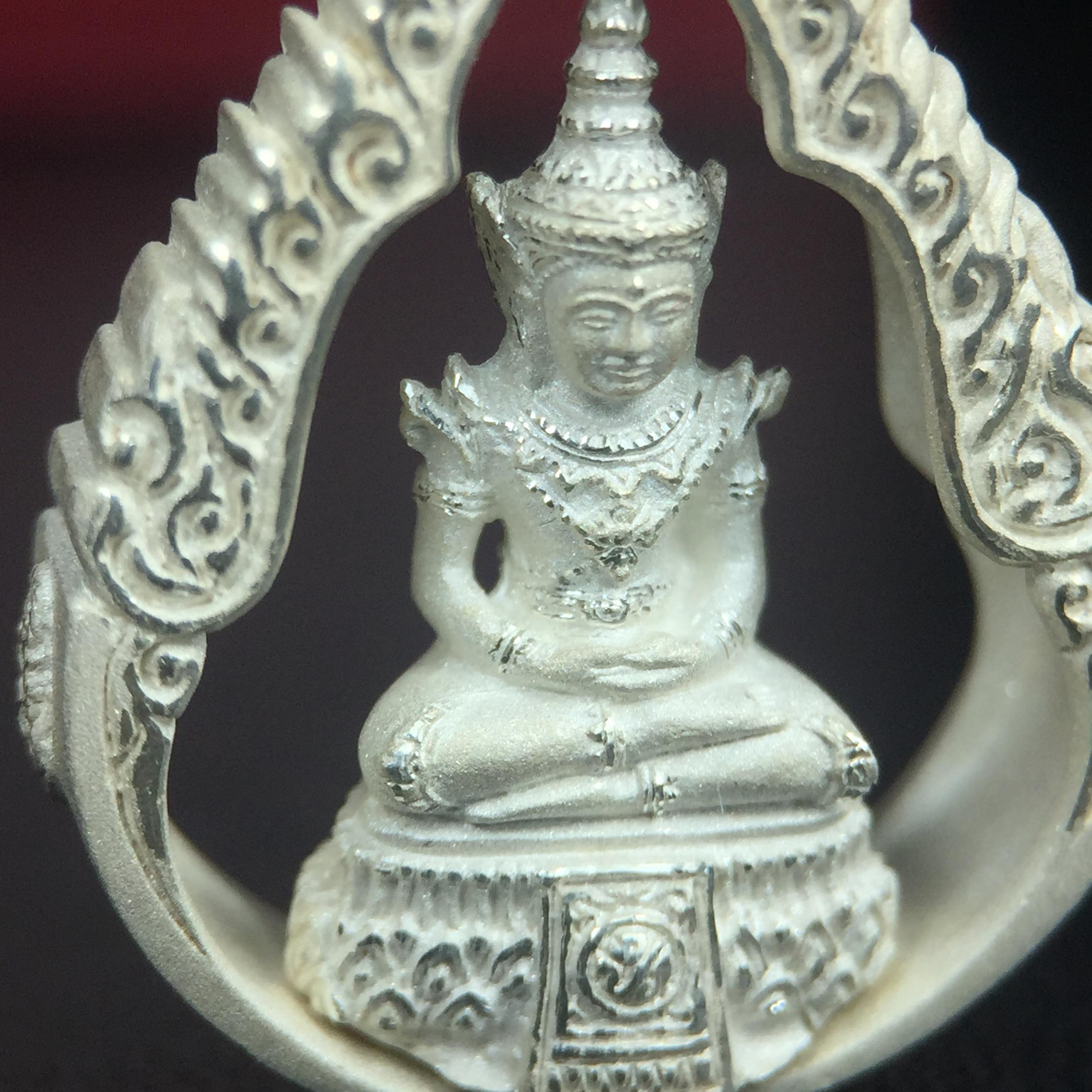 พระแก้วมรกต ภปร.(รุ่นแรก) ปี2545 รุ่นฉลองกรุงรัตนโกสินทร์ครบ 220 ปี พิมพ์ลอยองค์ทรงหยดน้ำ เนื้อเงินบริสุทธิ์ 92.5% ขนาด 18*27 มม. พร้อมกล่องบรรจุเดิม สวยครบสมบูรณ์(องค์หมายเลขสวย 1555)