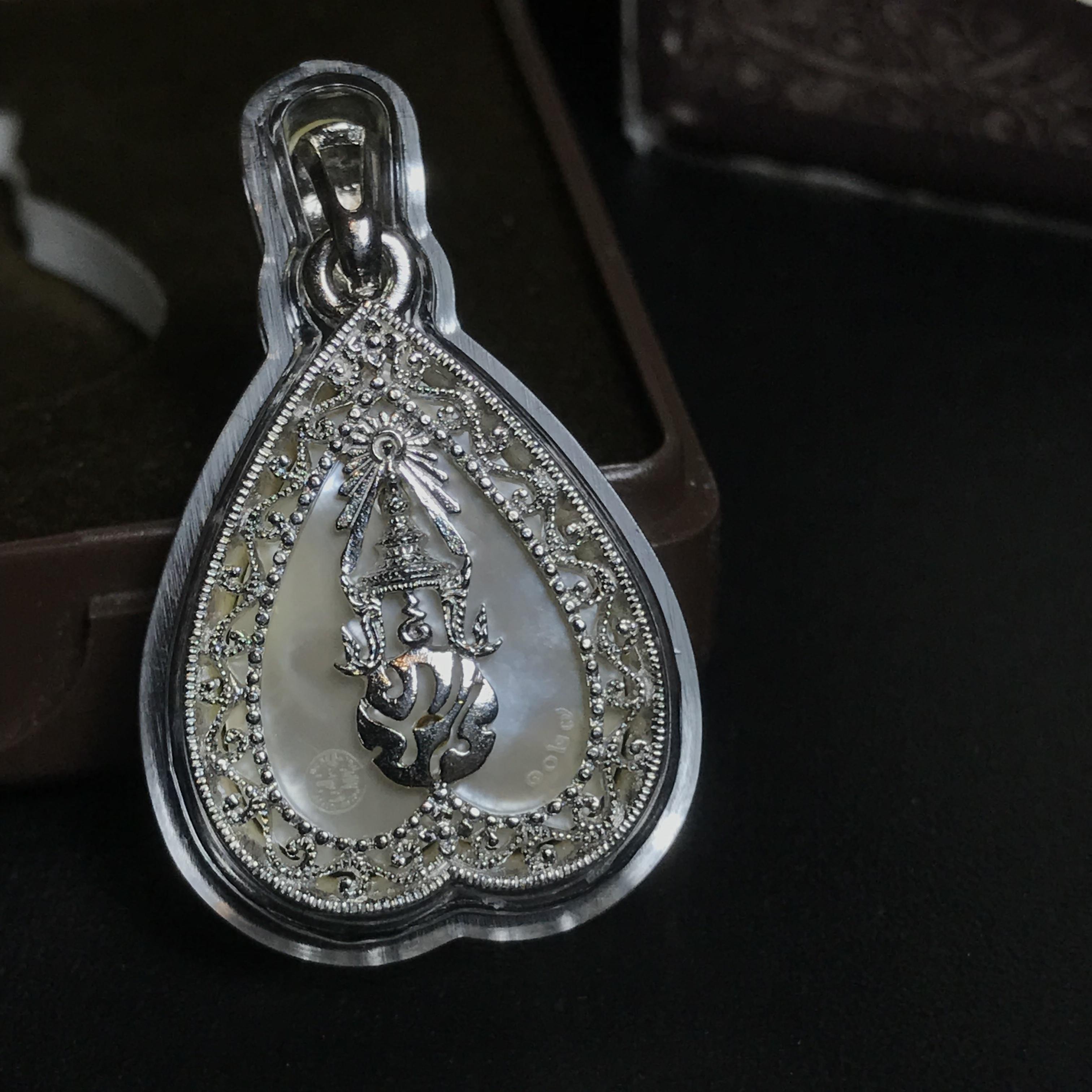 พระพุทธชินราช ภปร. โครงการ "เพราะแผ่นดินนี้ คือ แผ่นดินเกิด" ปี2548(รุ่นแรก) เหรียญทรงใบโพธิ์ ขนาด 21 x 29 มม. เนื้อเงินสามกษัตริย์