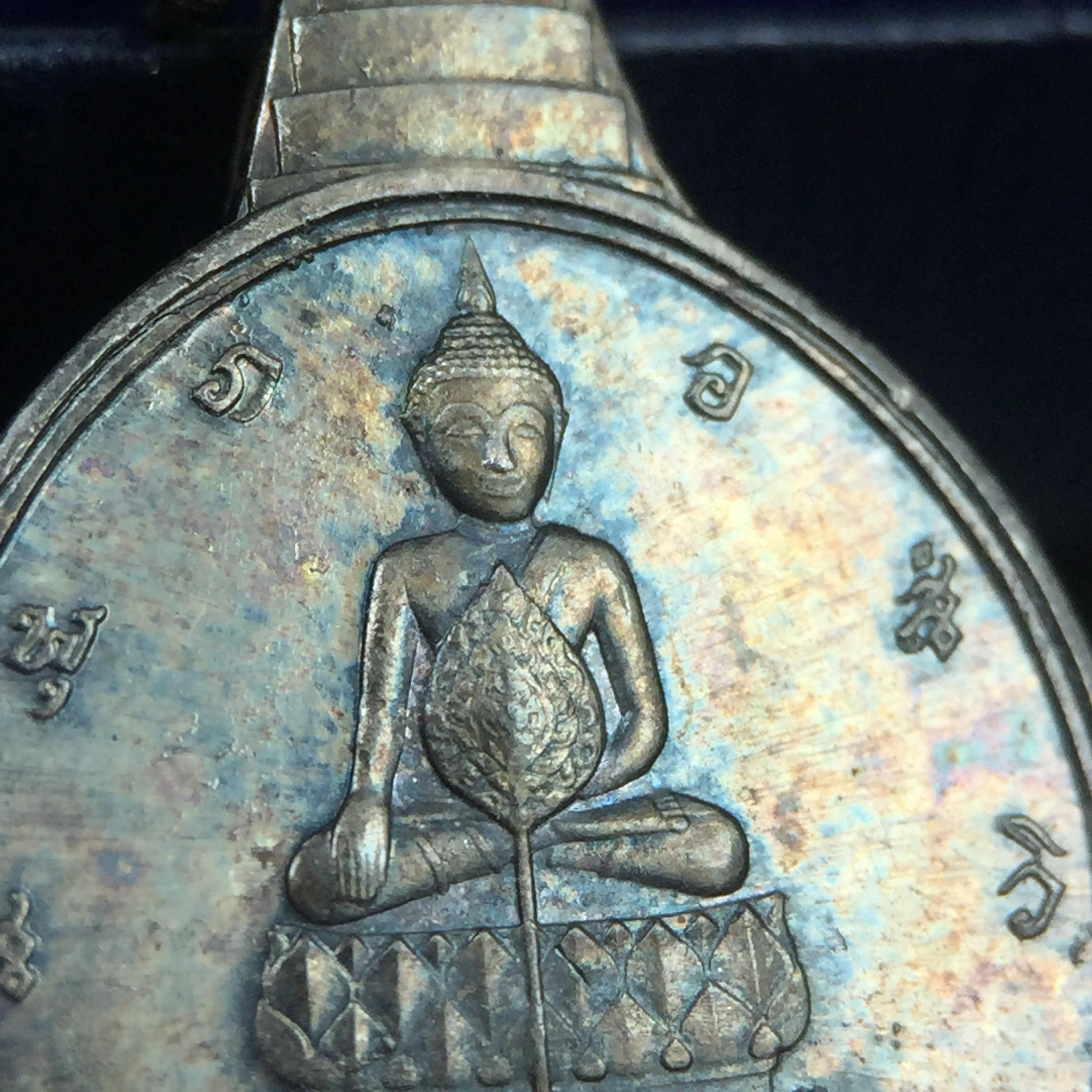 เหรียญพระชัยหลังช้าง ภปร. ครบ 5 รอบ ในหลวงรัชกาลที่9 พ.ศ.2530 พิมพ์เล็ก เนื้อเงิน(หนัก 2 สลึง)(สภาพผิวเดิมขึ้นสีรุ้งธรรมชาติสวยมาก)หายาก สภาพสวยเดิมพร้อมกล่องบรรจุเดิมครบสมบูรณ์(พิธีใหญ่ รุ่นยอดมนิยม)