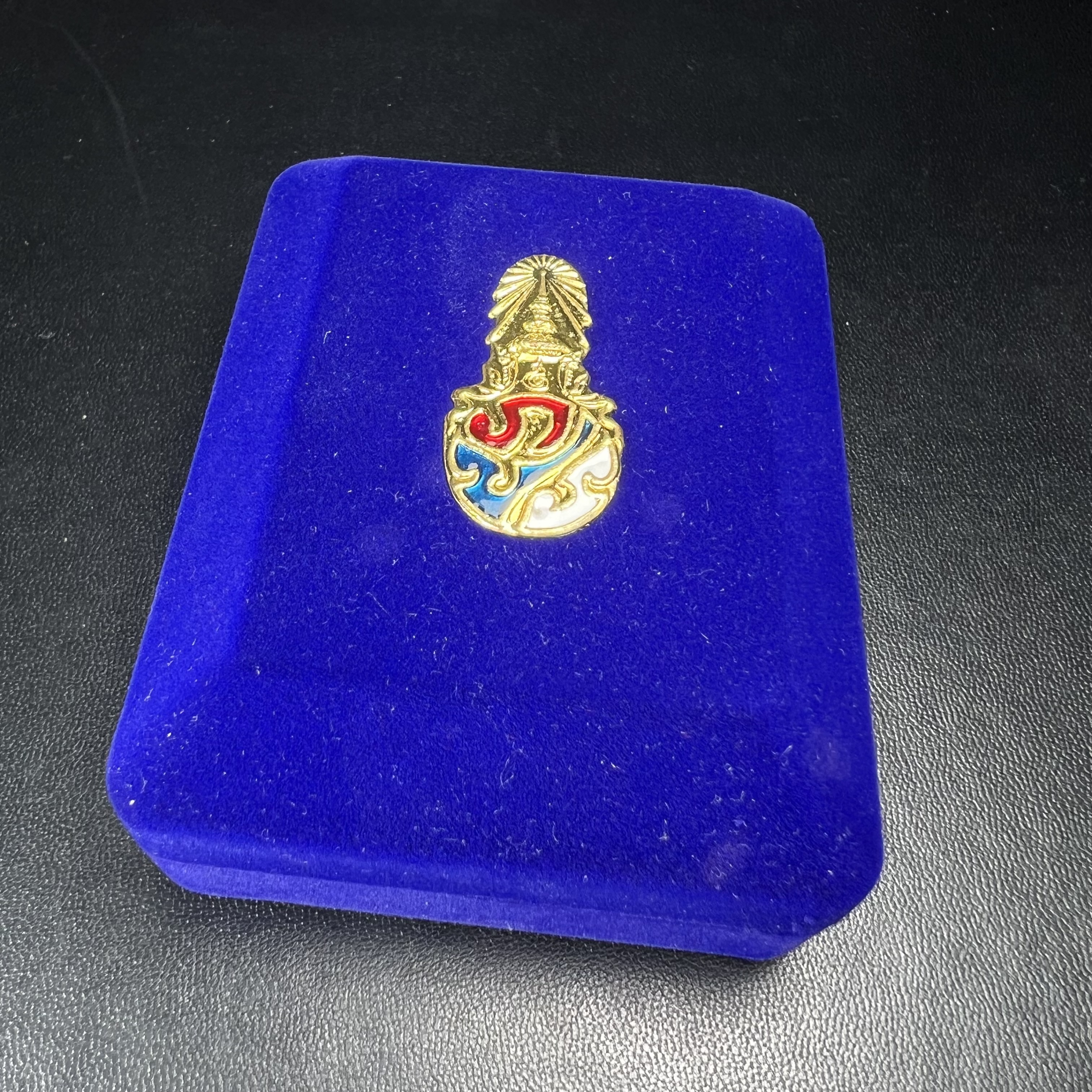 เหรียญพระพุทธสิงหธรรมมงคล ภปร. ปี 2547 ทรงหยดน้ำ ด้านหลังมี ภ.ป.ร. (ชนวนเก่า)เนื้อโลหะผสม ชุบทองสามกษัตริย์ สูง 3.3ซม.พิธีใหญ่ มวลสารดี ปลุกเสกวัดพระแก้ว(งานเลี่ยมกรอบเดิมจากผู้จัดสร้างห่อหุ้มด้วยทองนพเกล้า)