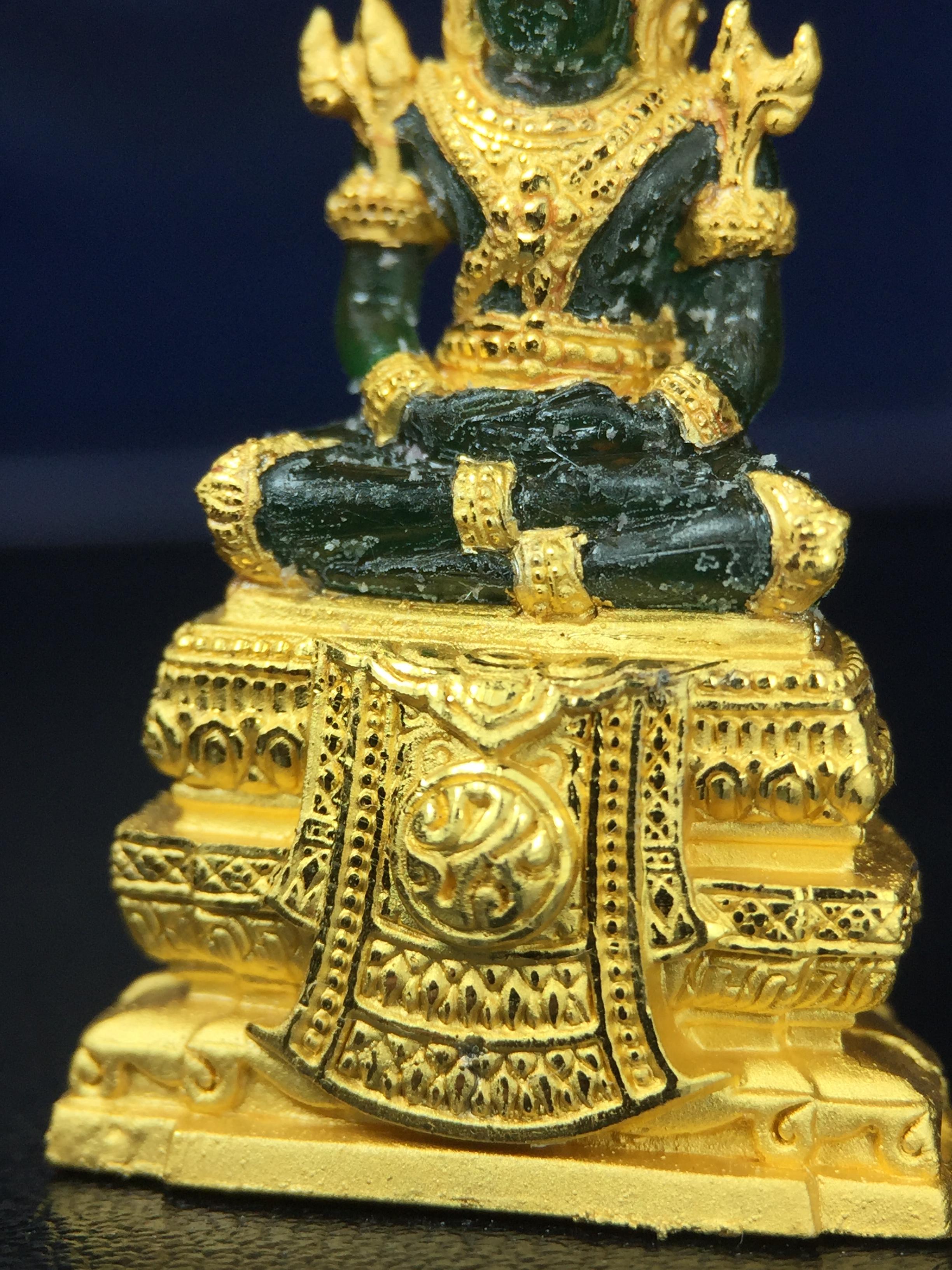 พระแก้วมรกต ภปร. จัดสร้างโดย รพ.ภูมิพลฯ ปี2547 ลอยองค์ขนาดหน้าตัก 1/2 นิ้ว เนื้อเรซิ่นหุ้มทองคำ99.99 งดงามทรงคุณค่าอีกหนึ่งรุ่นยอดนิยม หายาก