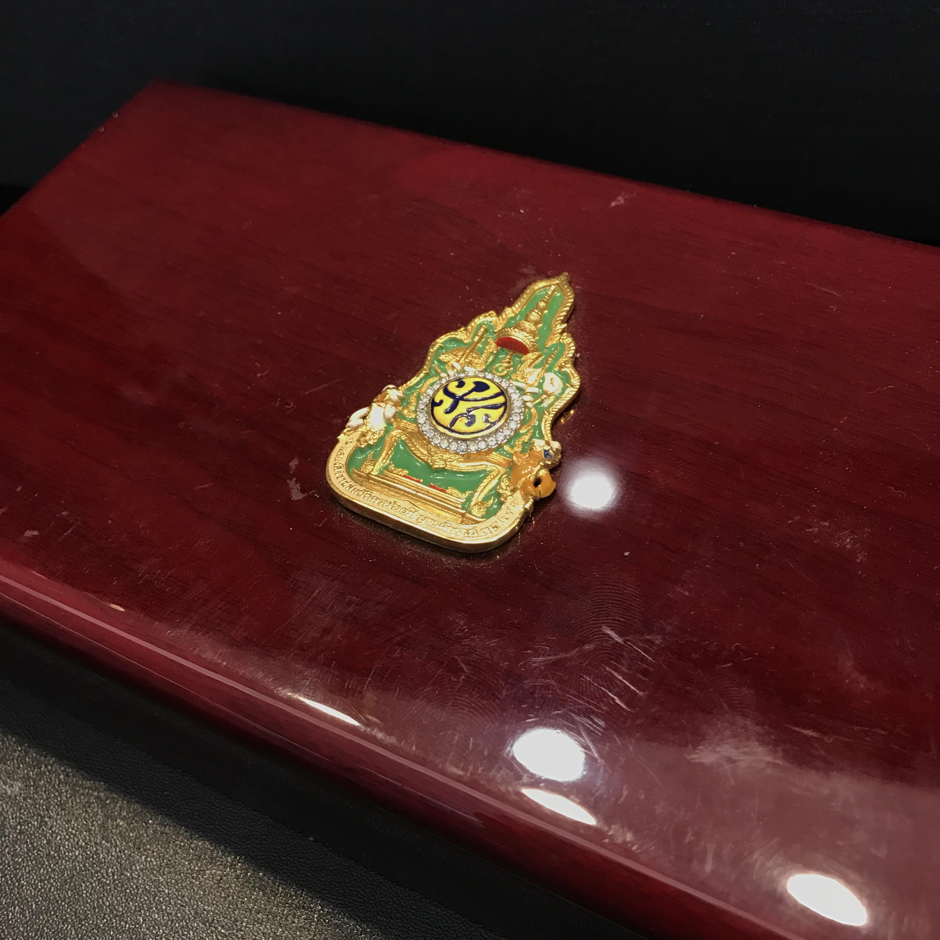 พระแก้วมรกต(จำลอง)ลอยองค์ ทรงเครื่องฤดูร้อน ตราสัญลักษณ์ฉลองสิริราชสมบัติ ครบ 60 ปี ชุดพิเศษกรรมการ(1ใน1000ชุด)หายากมาก