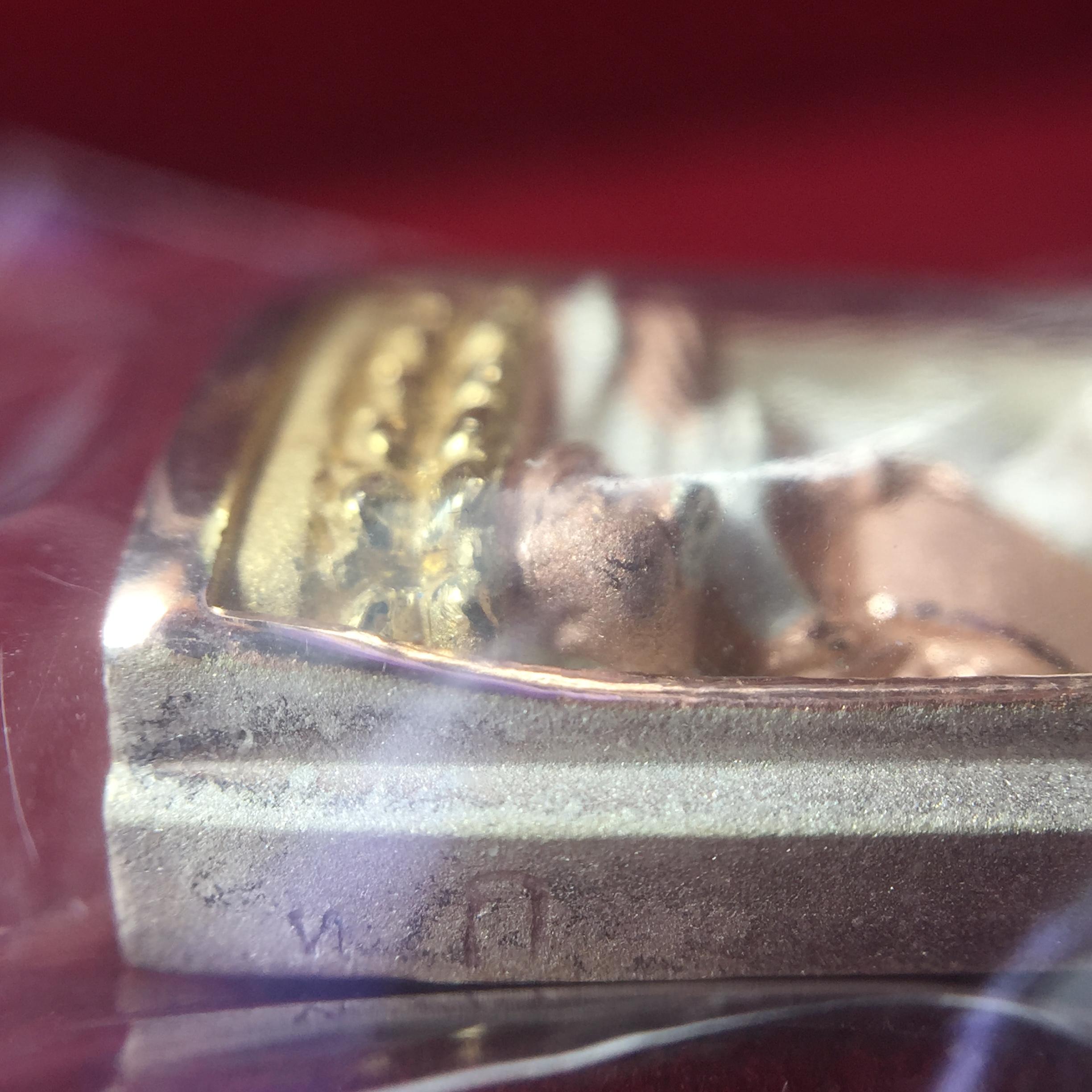 เหรียญหลวงพ่อทวด รุ่น มงคลบารมี วัดประสาทบุญญาวาส ปี 2545 เนื้อเงินสามกษัตริย์ พิมพ์ทรงพระรอด(ขนาด 2.2*1.5 ซม.)ฉลุลายฉากพื้นหลังสามมิติเปลือกหอยมุกสวยงาม ตอกโค๊ต ก(กรรมการ)พร้อมกล่องบรรจุเดิม