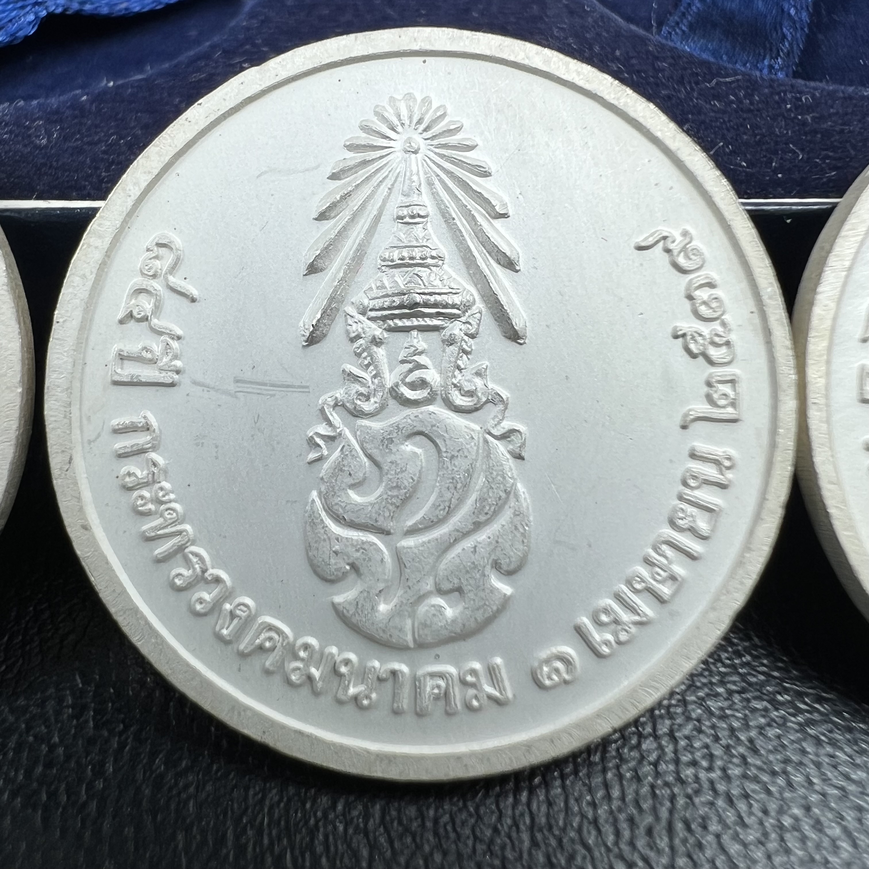 พระพุทธคมนาคมบพิธ (พระพุทธสิหิงค์จำลอง)(พระพุทธรูปประจำกระทรวงคมนาคม) หลังตรา ภปร. ครบรอบ 84 ปี กระทรวงคมนาคม พ.ศ.2539 ชุดเหรียญเนื้อเงินลงยา ขนาด 2.8 ซม. ครบชุดห้าสีพร้อมกล่องบรรจุเดิม ปลุกเสก ณ วัดพระแก้ว พิธีใหญ่