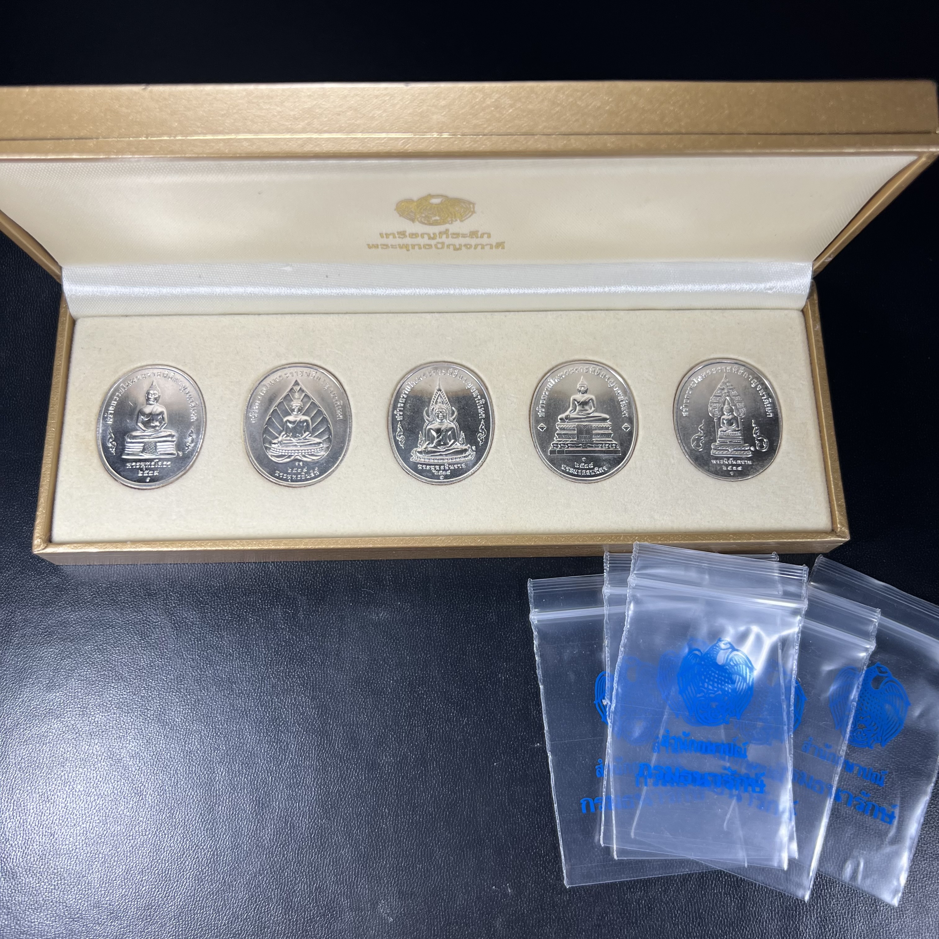 ชุดเหรียญพระพุทธปัญจภาคี ปี 2539 ครบชุด 5 เหรียญ พิมพ์ใหญ่ขนาดสูง 3 ซม. เนื้อเงิน โค๊ต ง.(เงิน) บล็อกกษาปณ์ พร้อมกล่องบรรจุซีนซองเดิมครบสภาพสวย เนื่องในมหามงคลวโรกาสที่ในหลวงรัชกาลที่ 9 ทรงครองสิริราชสมบัติครบ 50ปี พิธีใหญ่ ณ พระอุโบสถวัดพระแก้ว