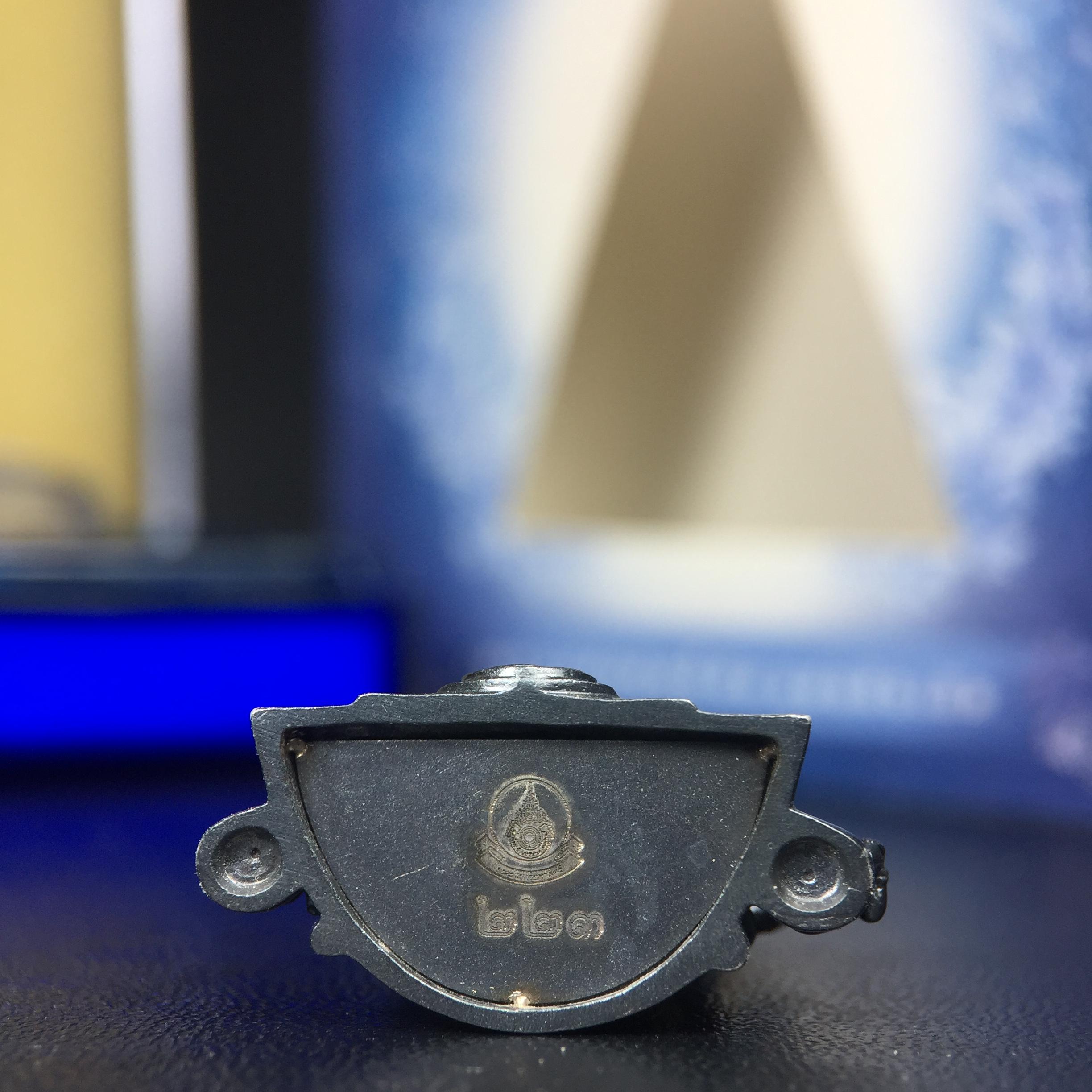 พระพุทธชินราช ภปร. โครงการ เพราะแผ่นดินนี้คือแผ่นดินเกิด เนื้อเงินชุบทองคำขาวซุ้มรมดำ ปี2551 ขนาดหน้าตัก1/2นิ้ว(3.5*2.5 ซม.) (สวยงามหายาก)1ใน 5000 องค์