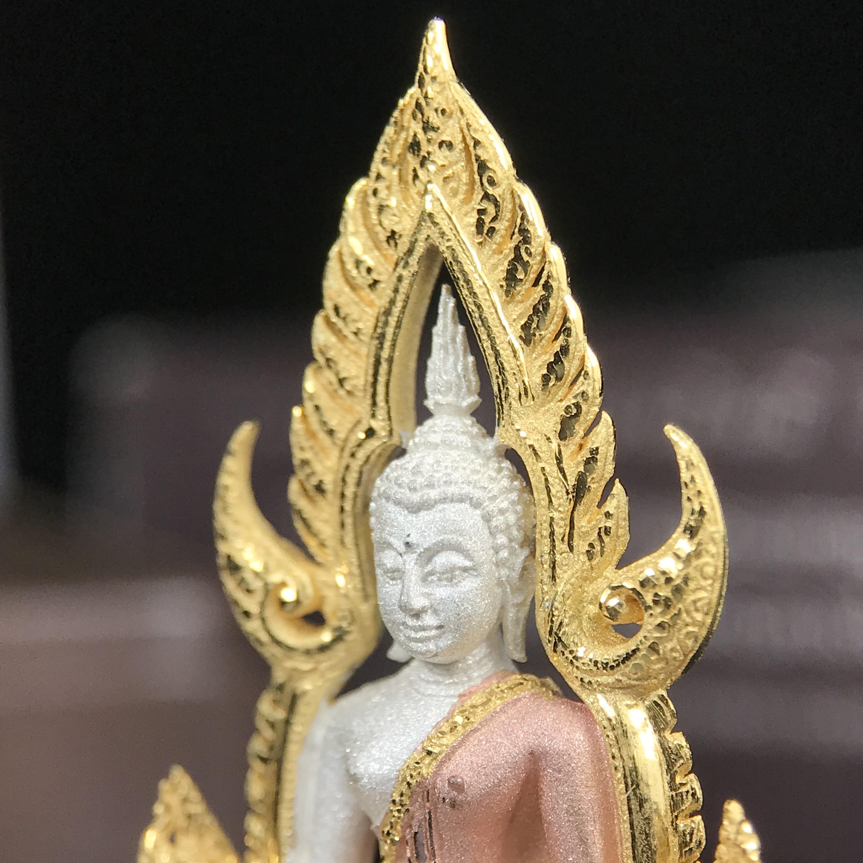 พระพุทธชินราช ภปร. โครงการ "เพราะแผ่นดินนี้ คือ แผ่นดินเกิด" ปี 2548(รุ่นแรก) ลอยองค์เนื้อเงินสามกษัตริย์ หน้าตัก 1/2 นิ้ว (ขนาด 3.5 x 2.5 ซม.) พุทธศิลป์งดงามทรงคุณค่า รุ่นยอดนิยม(องค์หมายเลข 9141)เลขสวยเลขเก้าหน้า...เจริญก้าวหน้าในทุกๆด้าน