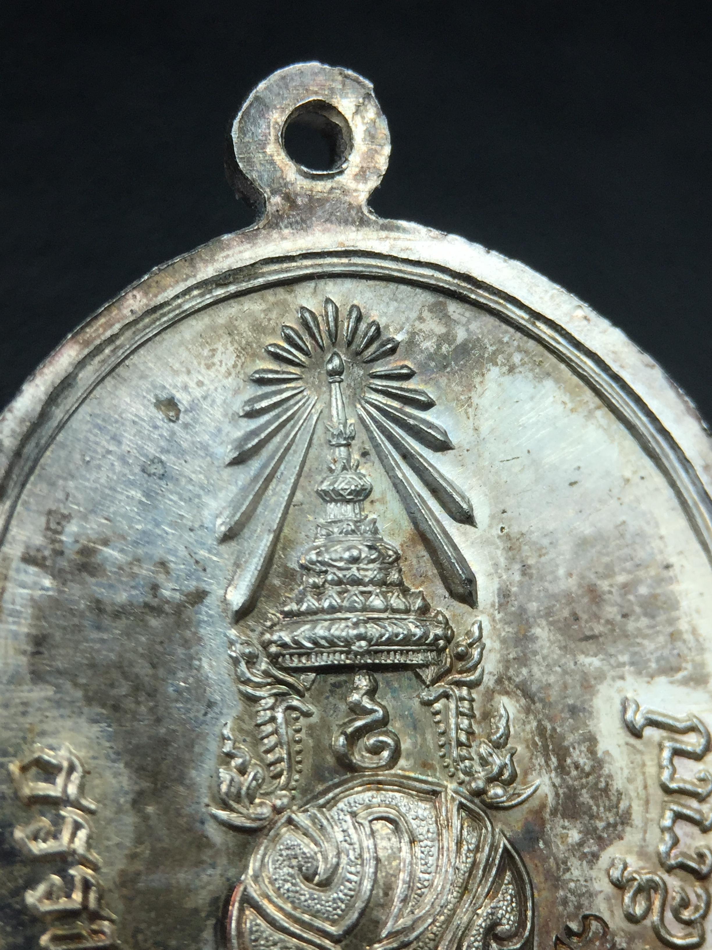 เหรียญพระพุทธสิหิงค์ ภปร. รุ่นมหาลัยธรรมศาสตร์ 60ปี พ.ศ.2537 พิมพ์ใหญ่+พิมพ์เล็ก เนื้อเงินผิวเดิมๆขึ้นสีรุ้งๆสวยมาก(ในหลวงรัชกาลที่9เสด็จในพิธี)(พิธีใหญ่ เกจิที่มีชื่อเสียงมาร่วมปลุกเสกจำนวนมาก ชนวนมาลสารเก่าเข้มขลัง )ของดีธรรมศาสตร์ที่ศิษย์เก่าไม่ควรพลาด