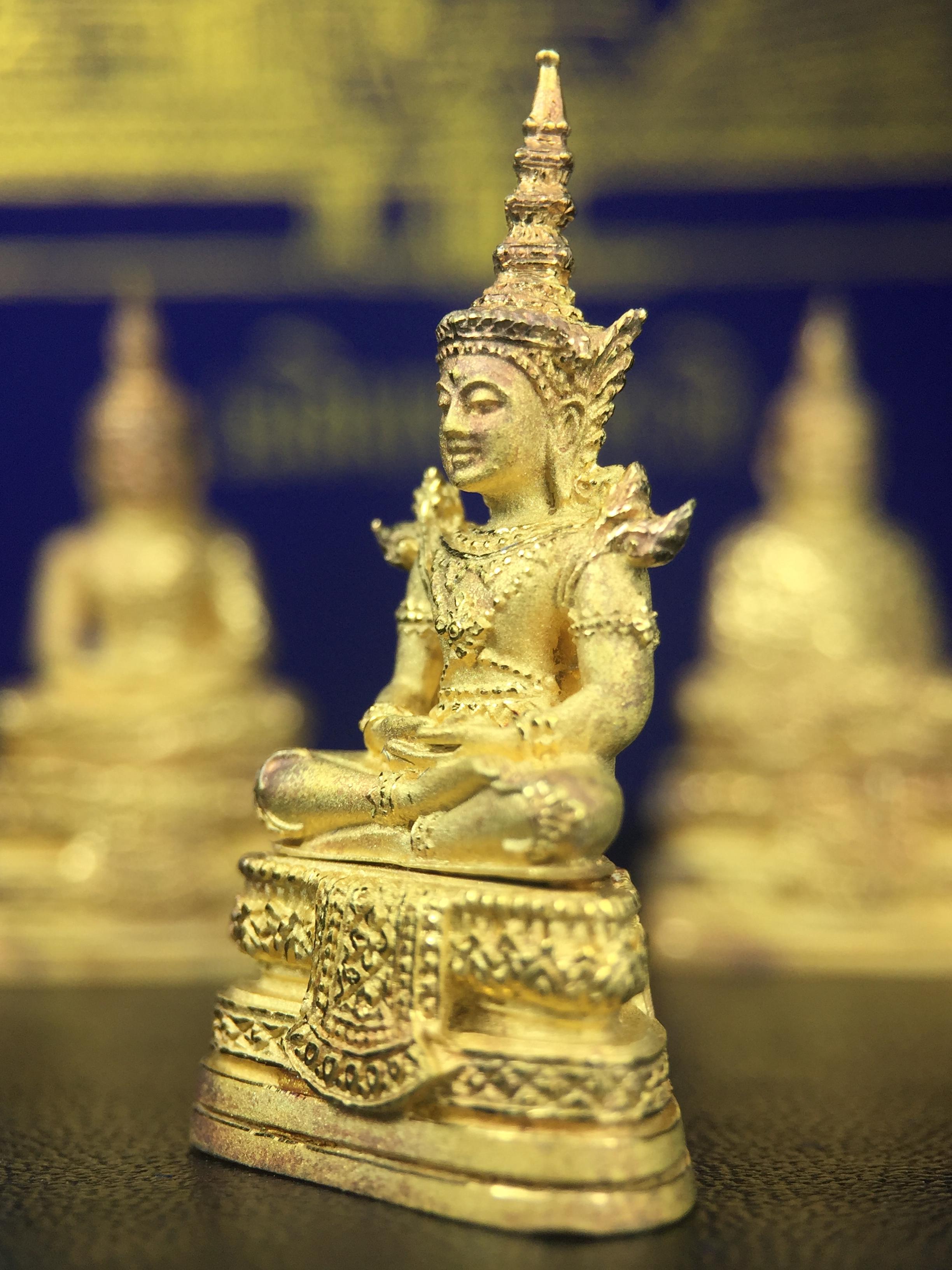 พระพุทธมหามณีรัตนปฎิมากร(พระแก้วมรกต)รุ่น เฉลิมพระเกียรติ วัดพระศรีรัตนศาสดารามราม(วัดพระแก้ว) ปี2543 เนื้อเงินชุบทองพ่นทรายขัดเงาบางส่วน พิมพ์ใหญ่ลอยองค์ ชุด 3 ฤดู ตอกโค๊ตหมายเลขเดียวกันทั้ง3องค์ ชุดหมายเลข( ช147)สภาพผิวสวยดุจทองคำกล่องบรรจุเดิมครบ