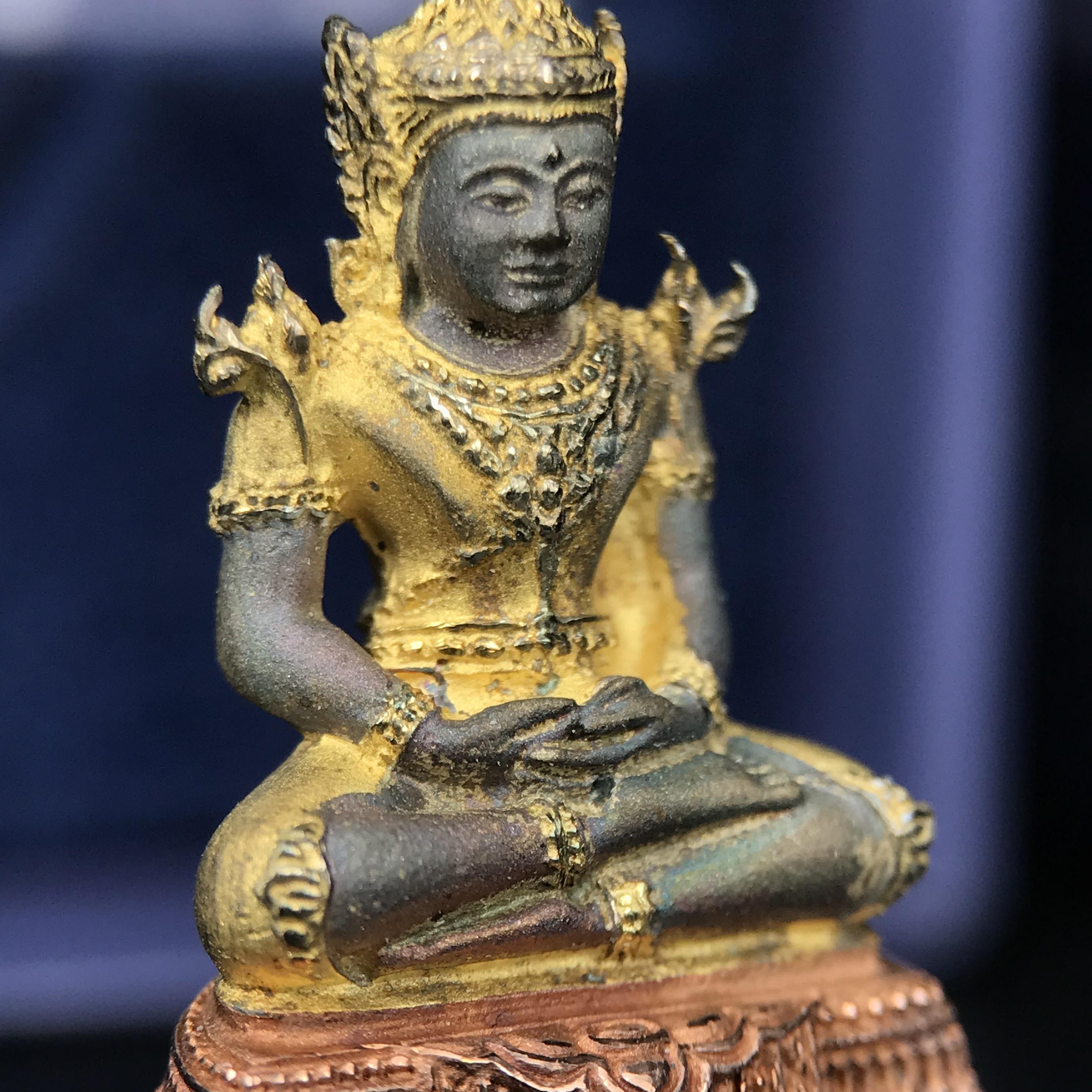 พระแก้วมรกต ภปร. ปี 2547 จัดสร้างโดยโรงพยาบาลภูมิพลอดุลยเดช เนื้อเงิน(3 กษัตริย์) ลอยองค์ หน้าตัก 1/2 นิ้ว สูง 3.7 ซม.พิธีมหามังคาภิเษก ณ พระอุโบสถวัดพระศรีรัตนศาสดาราม(วัดพระแก้ว) งดงามทรงคุณค่าอีกหนึ่งรุ่นยอดนิยม หายาก(องค์หมายเลข ๑๔๖๖)ผิวเดิมติดรุ้งสวย