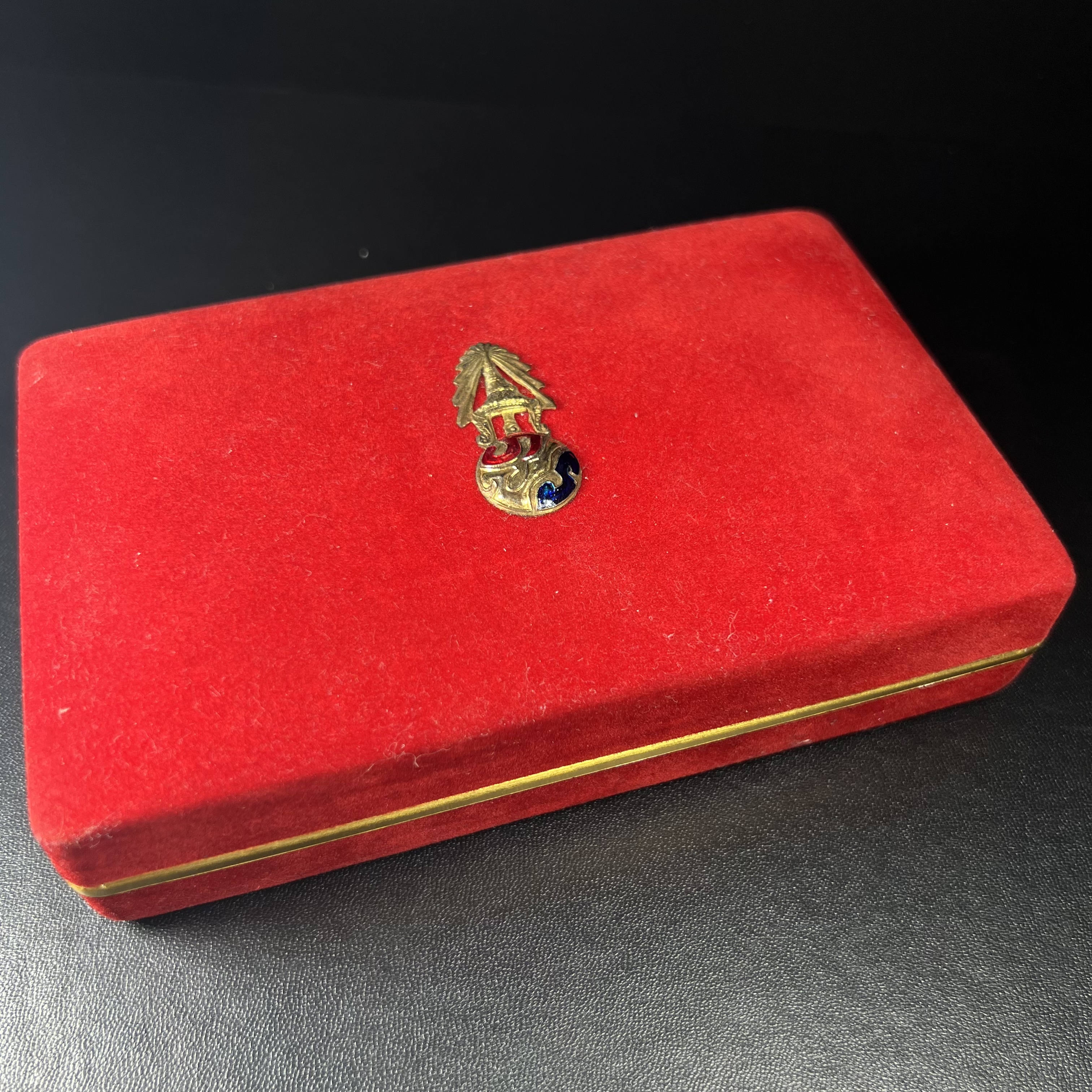 พระไพรีพินาศ ภปร. ครบ 5 รอบ ร.9 ปี 2530(เนื้อผงพิมพ์ใหญ่) ชุดกรรมการ บรรจุจำนวน 10 องค์ ในกล่อง ตราสัญลักษณ์ ภปร.(ในหลวงรัชกาลที่9เสด็จในพิธีเจิมพระสุหร่าย)พระดี พิธีใหญ่ ประกอบพิธีพุทธาภิเษกพร้อมกับพิธีพระกริ่งปวเรศ ปี2530 วัดบวรนิเวศวิหาร(1 ใน 15 ชุด)