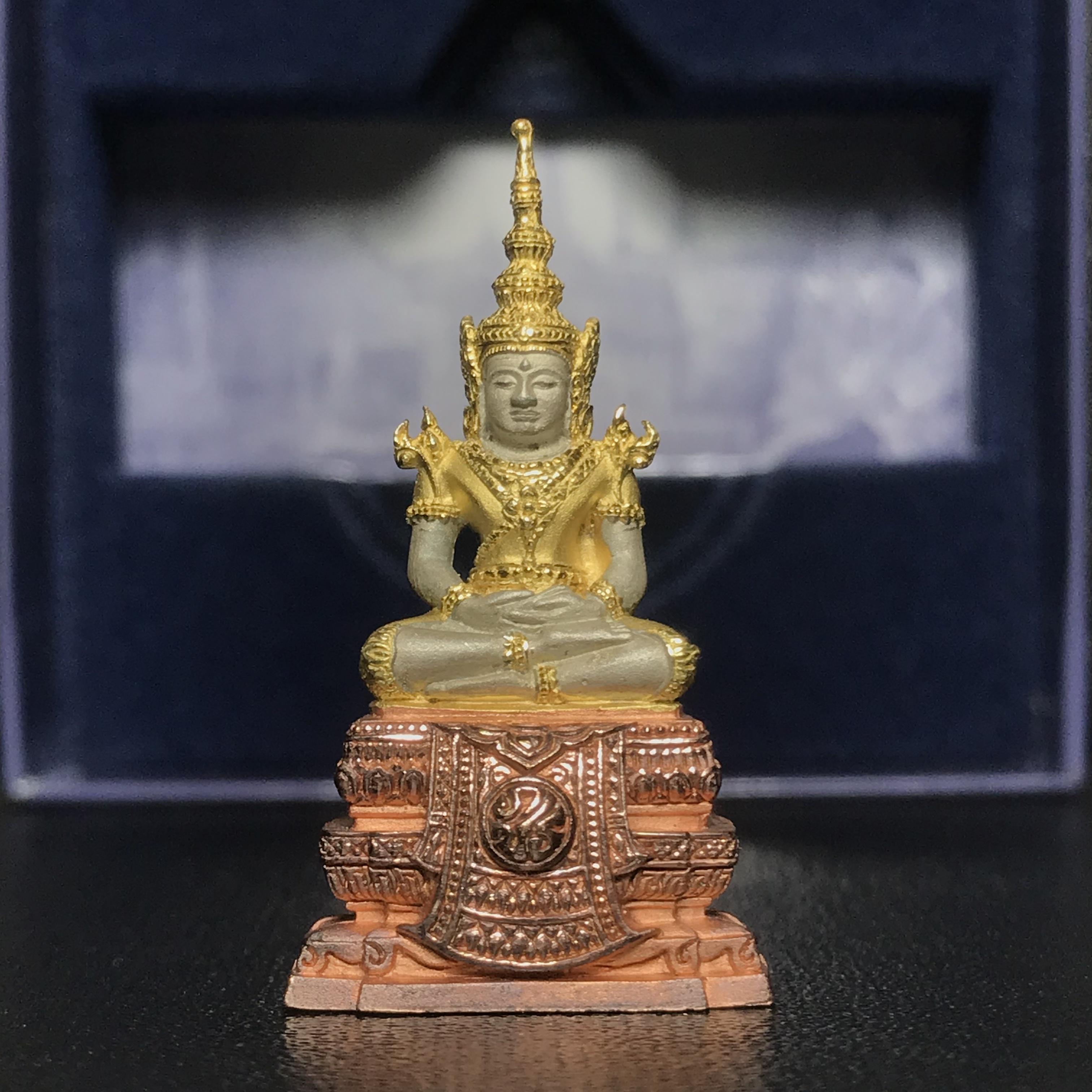 พระแก้วมรกต ภปร. ปี2547 จัดสร้างโดย รพ.ภูมิพลฯ เนื้อเงิน (3 กษัตริย์)ลอยองค์ หน้าตัก 1/2 นิ้ว(1ใน3000องค์)