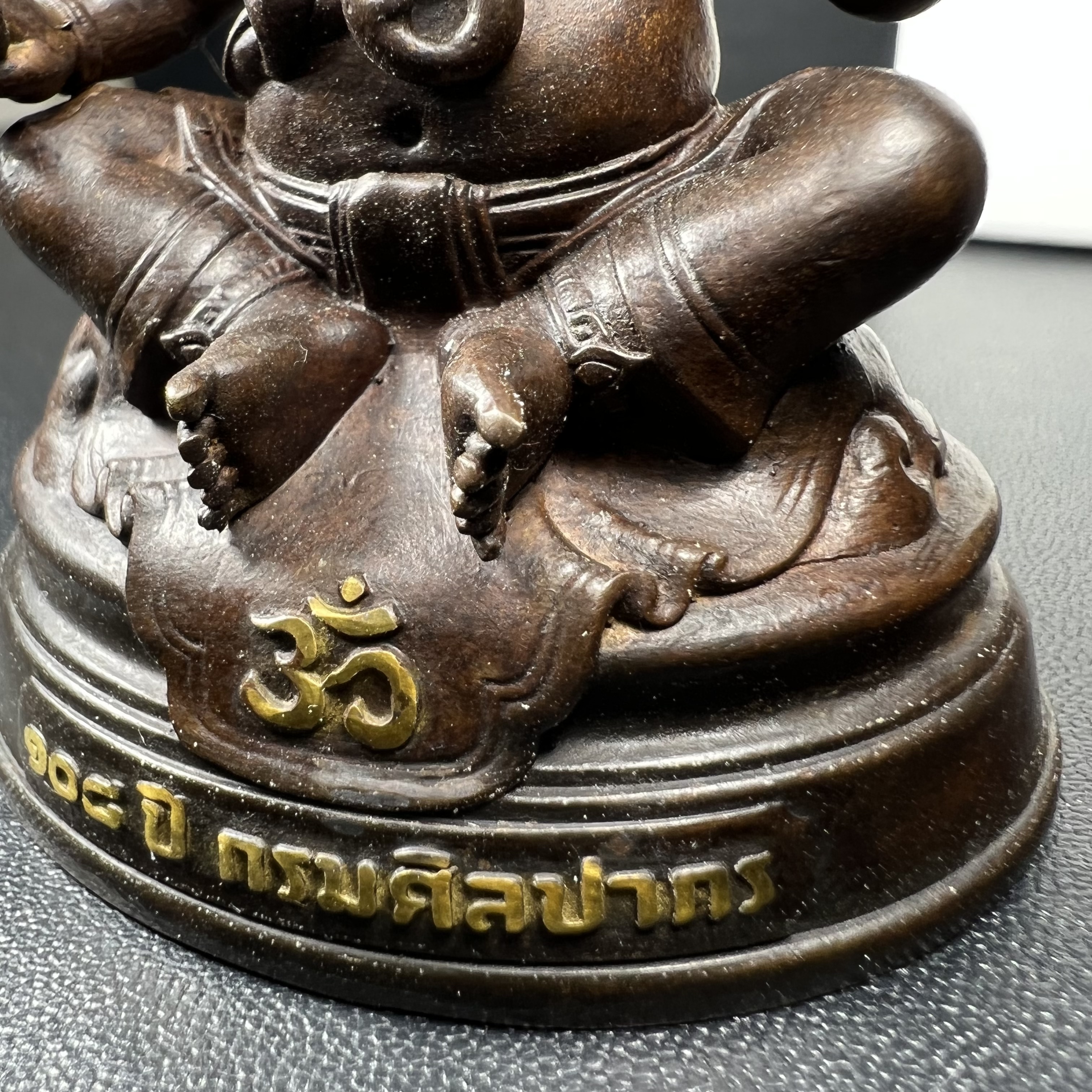 พระพิฆเนศวร รุ่น 108 ปี แห่งการสถาปนากรมศิลปากร ปี 2562 ขนาดบูชาหน้าตัก 1.5 นิ้ว เนื้อทองเหลืองรมดำ (พิธีใหญ่ มวลสารดี)(เลขนัมเบอร์ 1529)1 ใน 1999 องค์