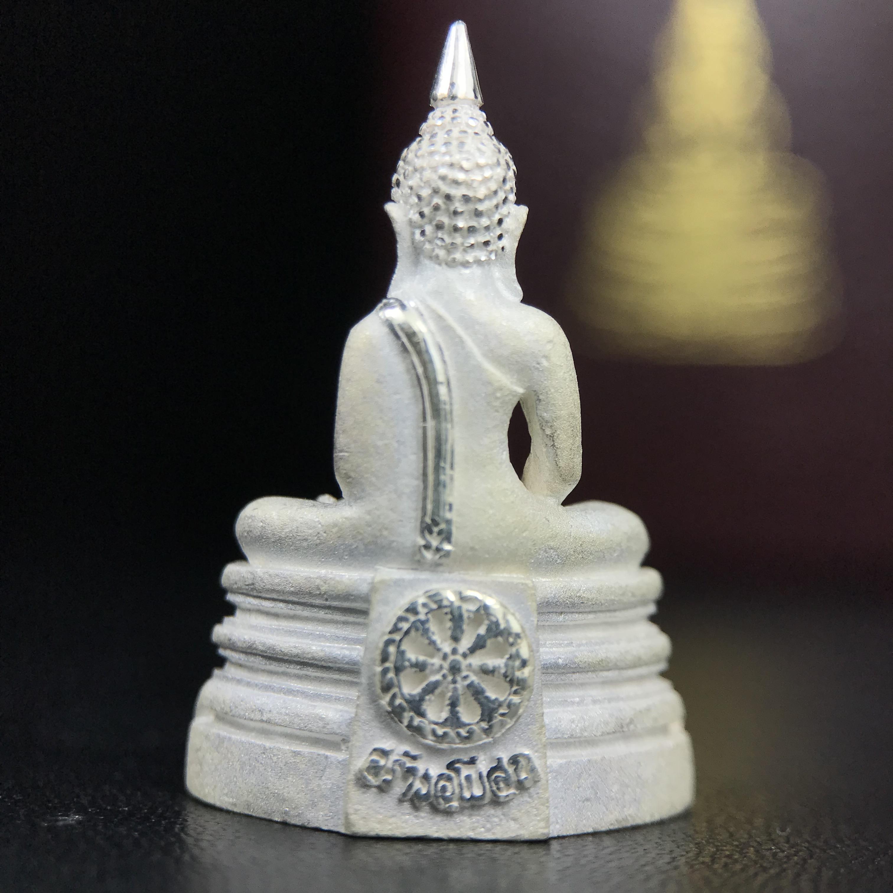 พระพุทธโสธร(หลวงพ่อโสธร) รุ่นสร้างอุโบสถ ปี2539 เนื้อเงินทรายนวลขัดเงาบางส่วน ลอยองค์พิมพ์ใหญ่ สภาพสวยกล่องบรรจุเดิมครบสมบูรณ์(งานแพรนด้า จิวเวลรี่)สวยงดงาม