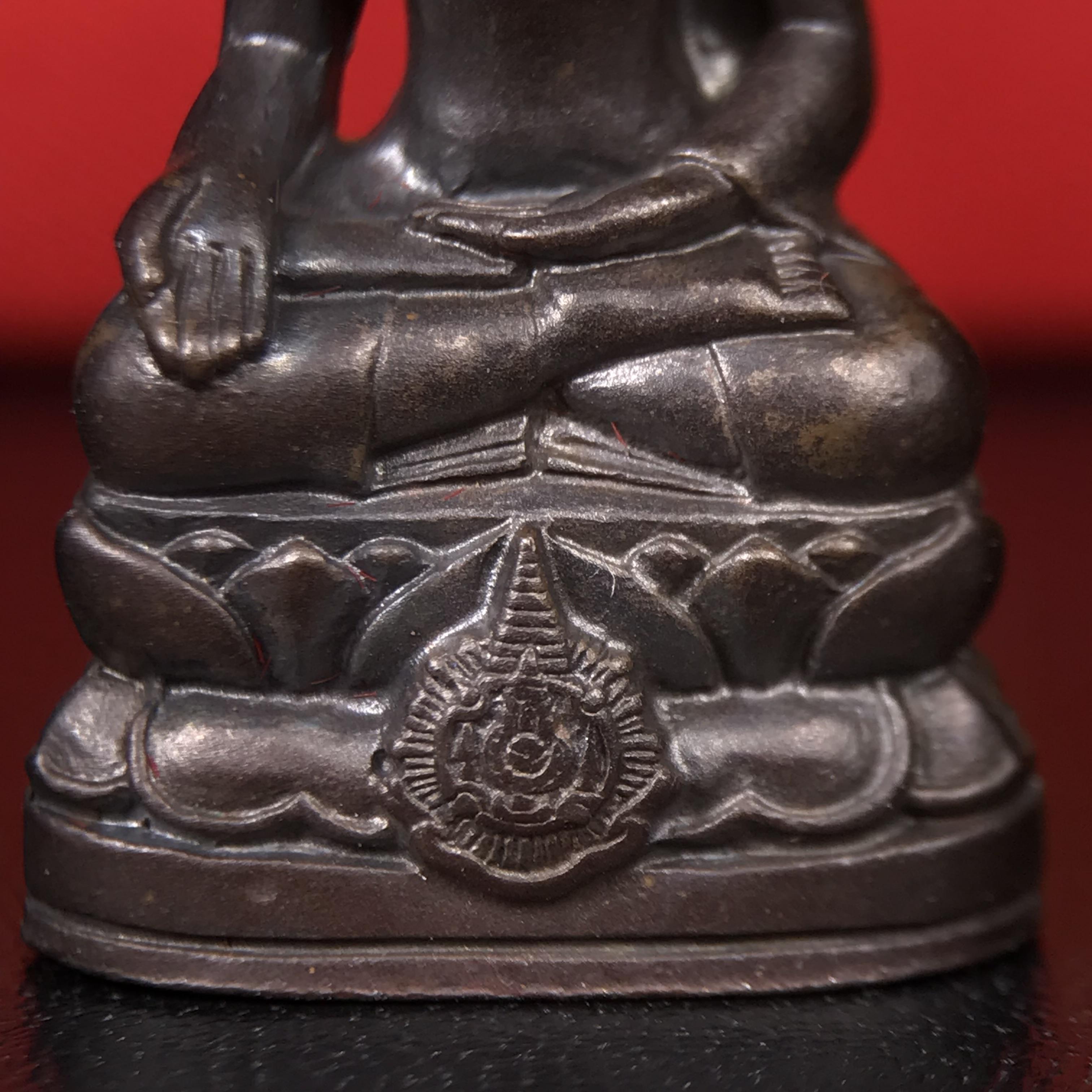 พระกริ่งไพรีพินาศ บรรจุเหล็กไหล ครั้งแรกและครั้งเดียวในประวัติศาสตร์ เฉลิมพระเกียรติ พระบาทสมเด็จพระเจ้าอยู่หัวรัชกาลที่9 พระชนมพรรษา 6 รอบ ปี2542 เนื้อนวโลหะผสมทองคำ(บรรจุเหล็กไหล)ดีนอก-ดีใน พิธีใหญ่ มวลสารเด่น (หายาก)