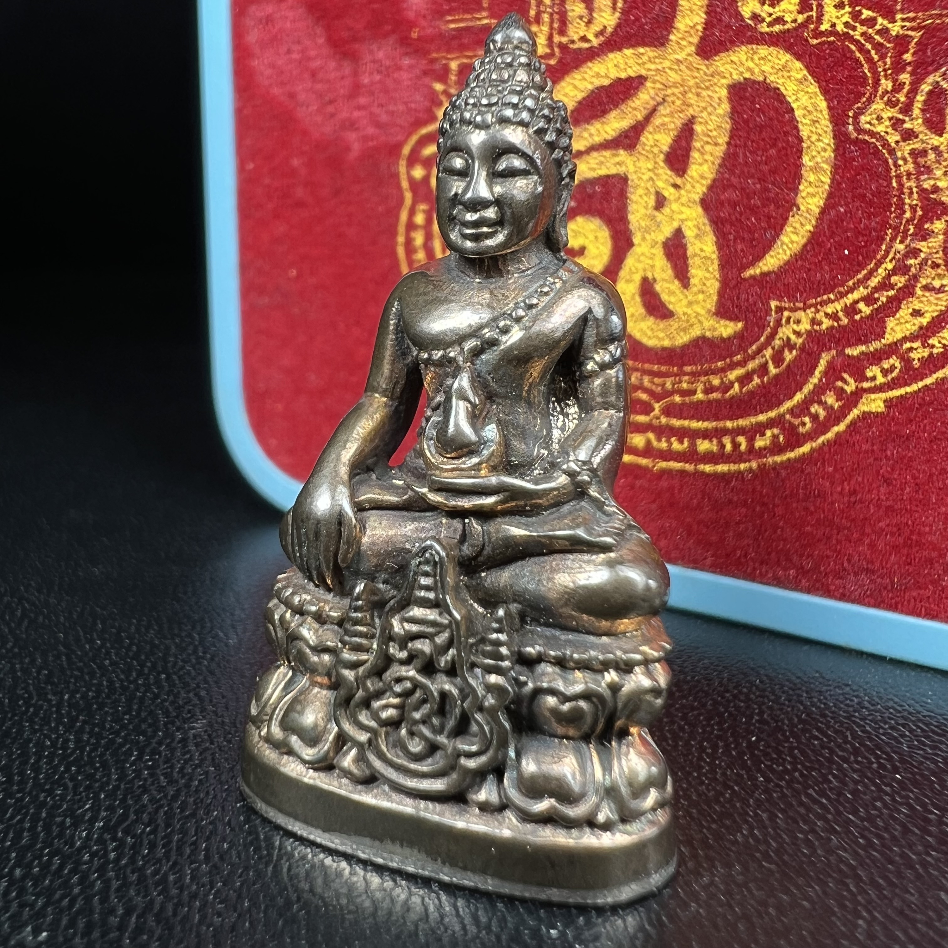 พระกริ่งสมเด็จนางพญาญาณนาวา พรหมวชิรญาณ โครงการพัฒนาพระอารามเฉลิมพระเกียรติ วัดยานนาวา ปี 2547เนื้อนวโลหะก้นเงิน องค์หมายเลข ๓๙๐ พร้อมกล่องบรรจุเดิมครบสมบูรณ์