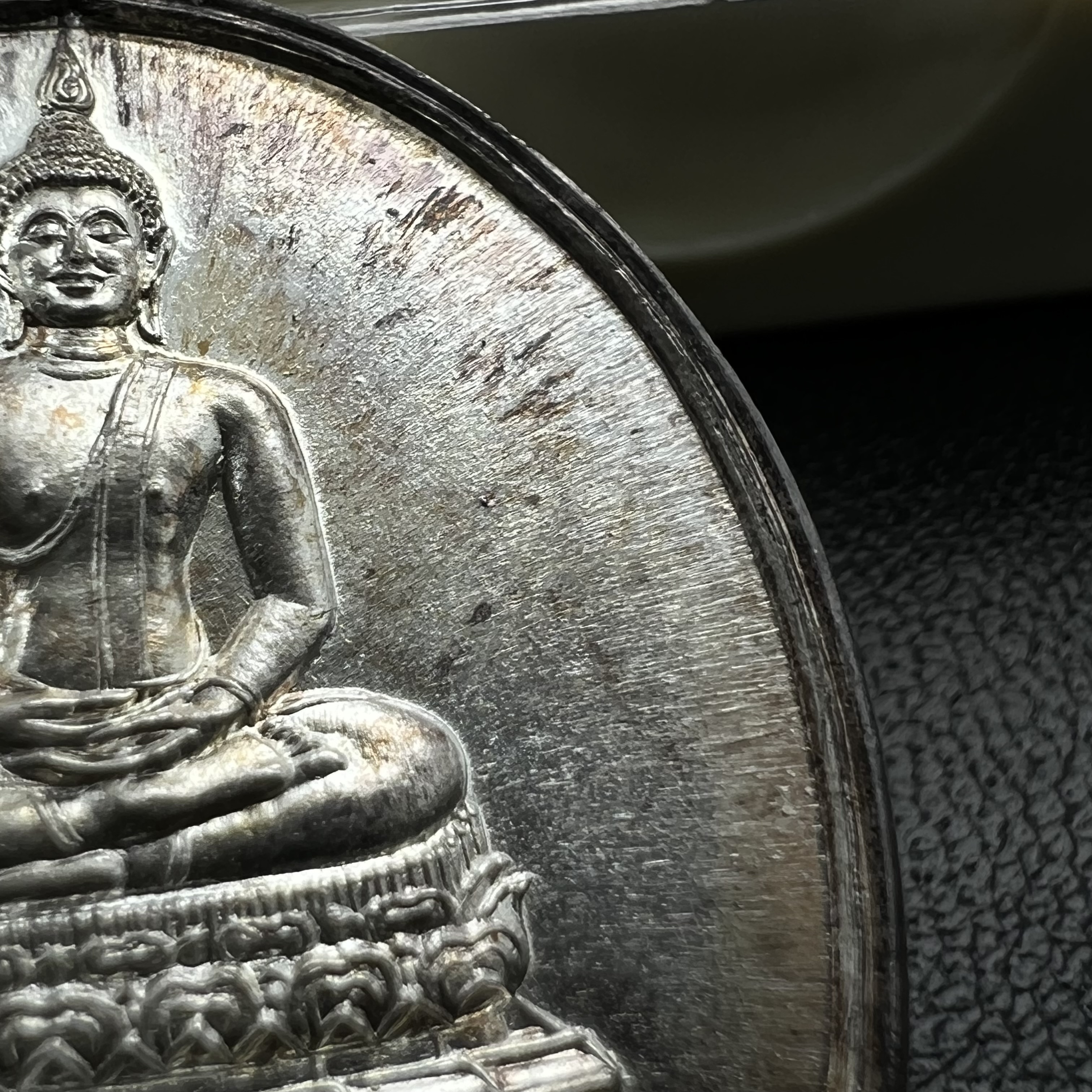 เหรียญพระพุทธสิหิงค์ ภปร. รุ่นมหาลัยธรรมศาสตร์ 60ปี พ.ศ.2537 พิมพ์เล็กกรรมการ(ไม่มีหูห่วง)เนื้อเงินพร้อมกล่องบรรจุเดิม(ในหลวงรัชกาลที่9เสด็จในพิธี)(พิธีใหญ่เกจิที่มีชื่อเสียงมาร่วมปลุกเสกจำนวนมากชนวนมาลสารเก่าเข้มขลัง)ของดีธรรมศาสตร์ที่ศิษย์เก่าไม่ควรพลาด