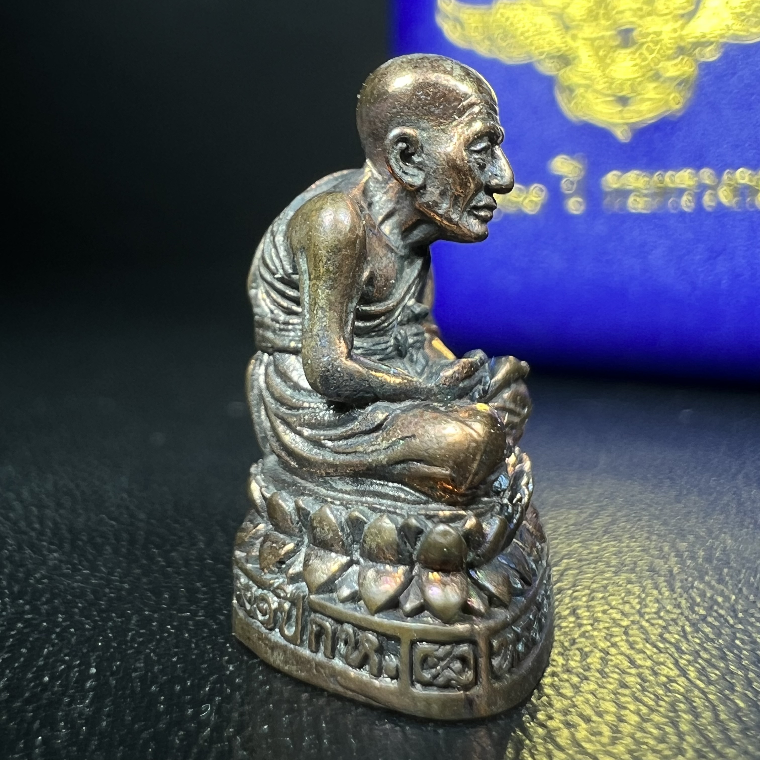 รูปเหมือนหล่อลอยองค์หลวงปู่ทวด รุ่น 111ปี กระทรวงกลาโหม เนื้อนวโลหะรมดำ-ปัดเงา ปี2540 พิธีใหญ่ เข้มขลัง นิยม พร้อมกล่องบรรจุเดิม(คัดสภาพสวยผิวเทพๆผิวรุ้งๆ)ทั้งพิธีทั้งพุทธศิลป์ทรงคุณค่าอีกหนึ่งรุ่นยอดนิยม