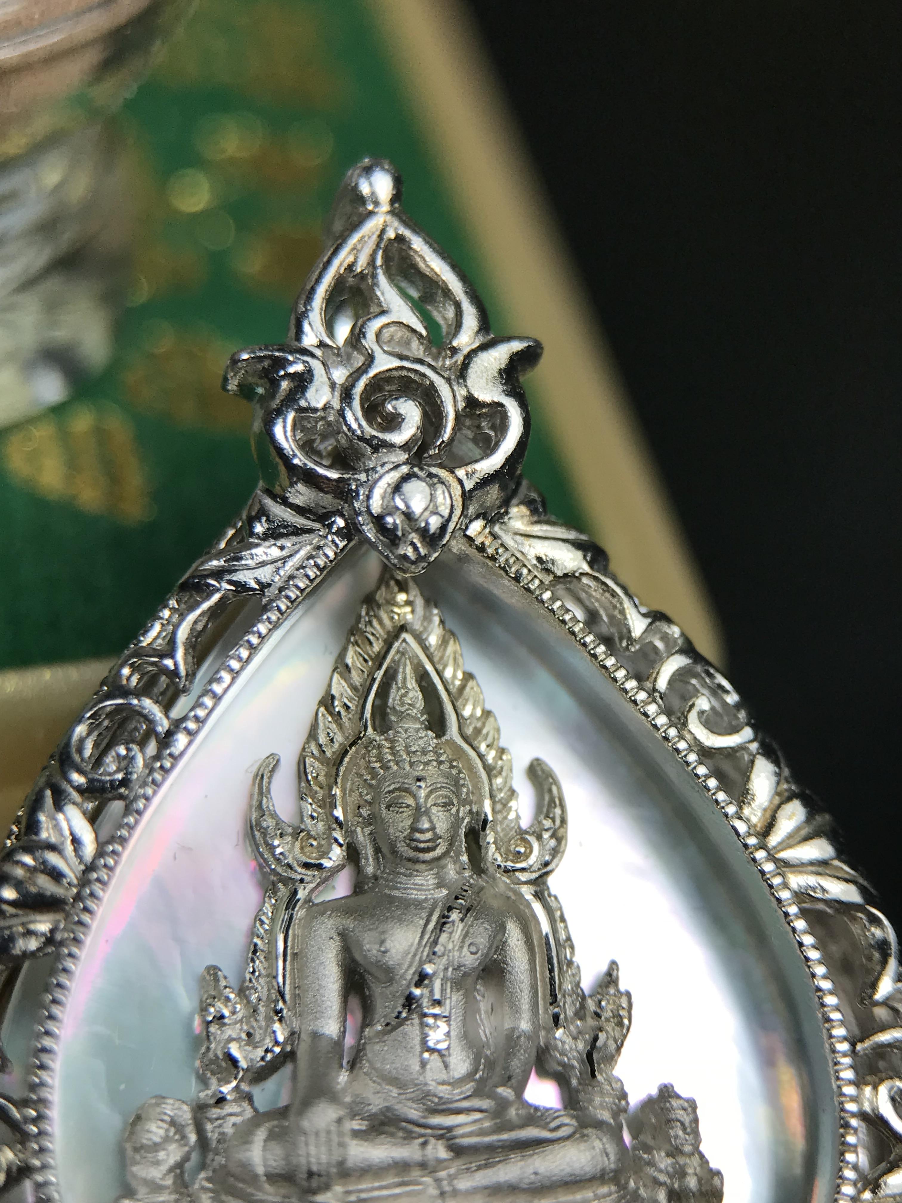 พระพุทธชินราช ภปร. 84 พรรษา ทรงหยดน้ำ เนื้อเงินชุบทองคำขาว ขนาด 20*36 มม. (พระราชทานมวลสาร จิตรลดาและเส้นพระเจ้า(เส้นผม)รัชกาลที่9)พุทธศิลป์ทรงคุณค่าอีกหนึ่งรุ่นยอดนิยม งดงาม ทรงคุณค่า หายาก