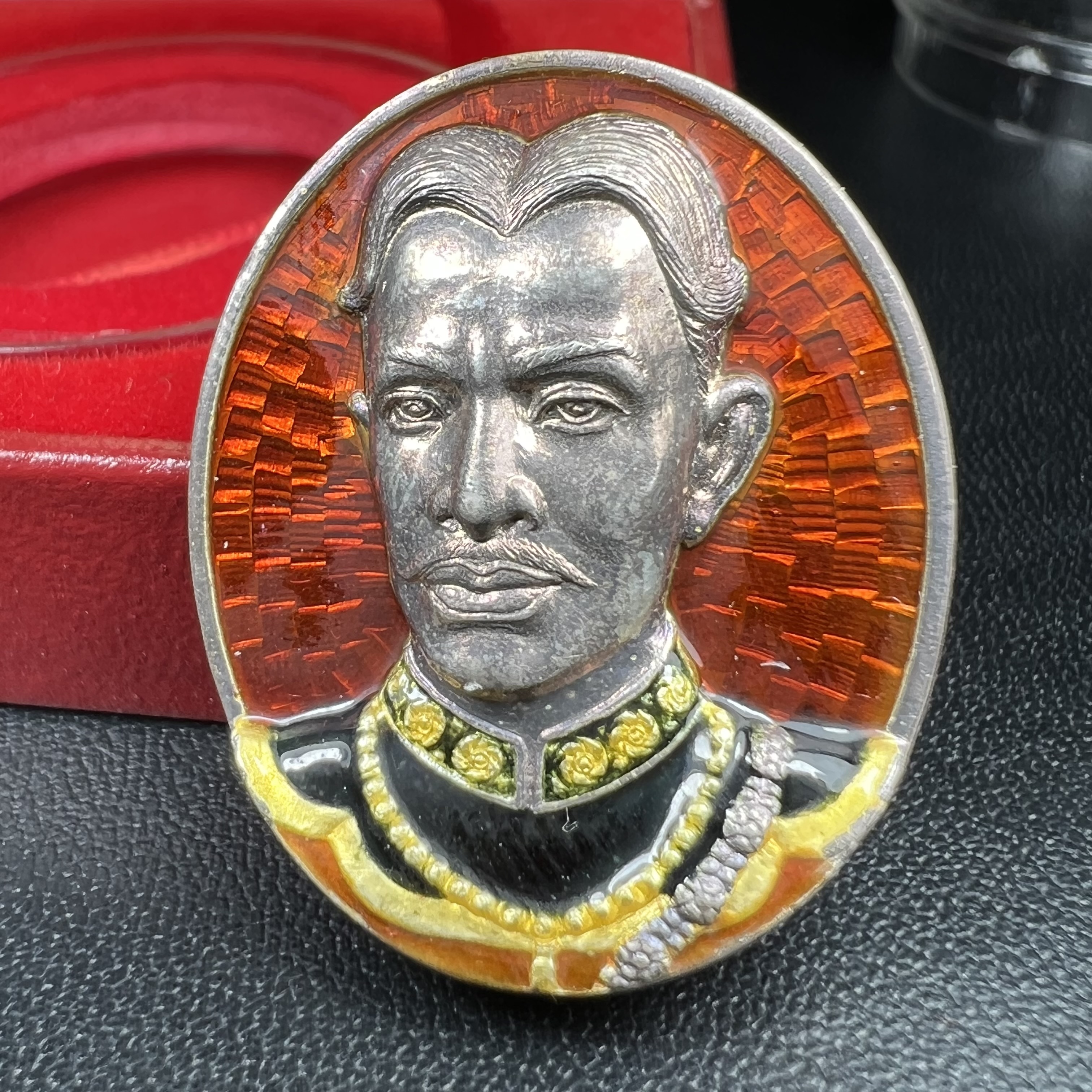 เหรียญพระบรมรูปเหมือนสมเด็จพระเจ้าตากสินมหาราช รุ่นโชคมงคล ปี 2545 เนื้อเงินลงยา พิธีเทวาภิเษก ณ อนุสาวรีย์ วัดพิชัยสงคราม ณ พระวิหารสมเด็จพระเจ้าตากสินมหาราช วัดอินทาราม ธนบุรี พิธีบวงสรวงขอบารมี ณ อนุสาวรีย์พระเจ้ากรุงธนบุรี วงเวียนใหญ่(พิธีใหญ่สภาพสวย)