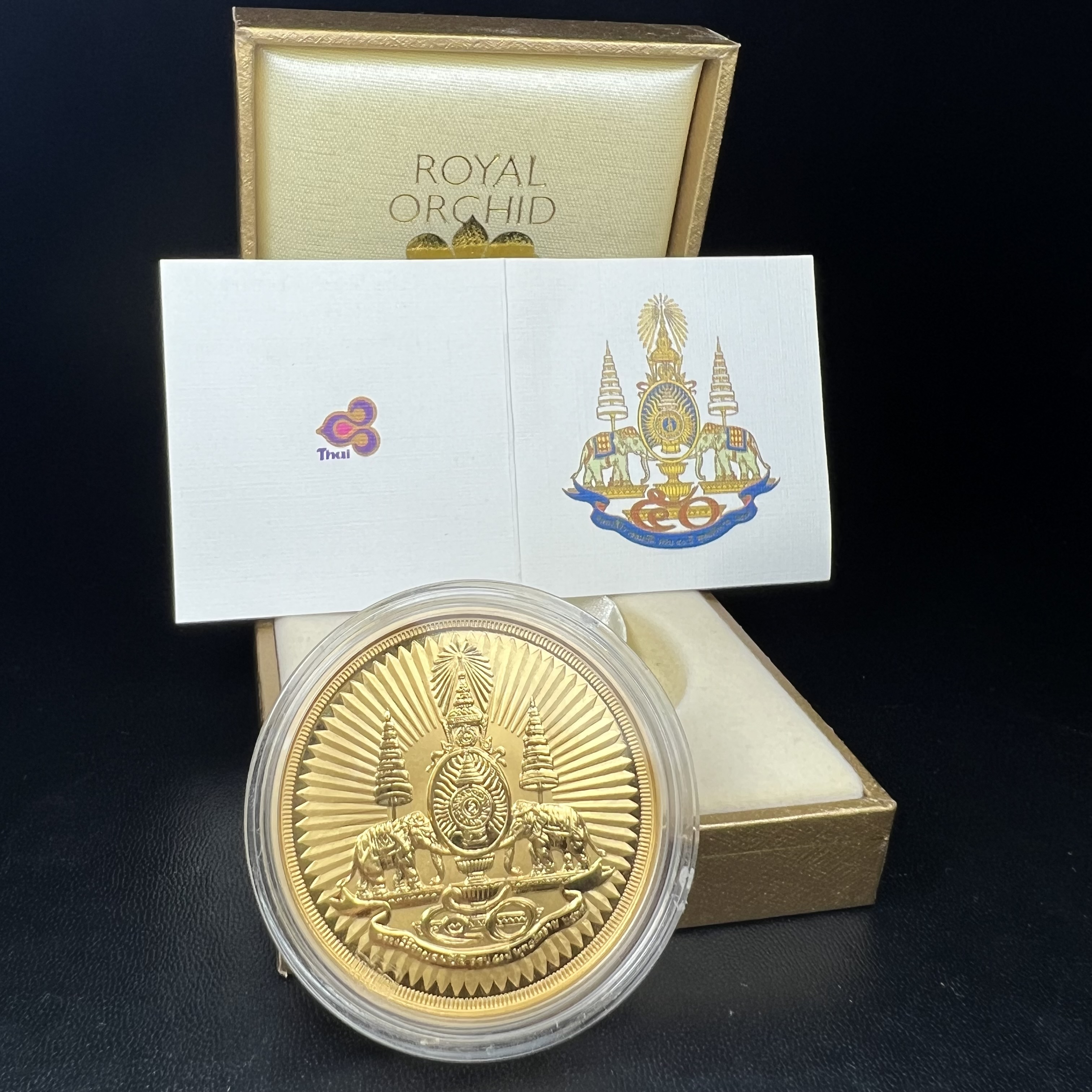 เหรียญตราสัญลักษณ์พระราชพิธีกาญจนาภิเษก สองหน้า เนื้อทองชุบ ขนาด 4 ซม.(เป็นขนาดที่พบเจอน้อยหายากสุดในรุ่น) ที่ระลึกเนื่องในพระราชพิธีฉลองสิริราชสมบัติครบ 50 ปีพ.ศ.2539 จัดสร้างโดยบริษัทการบินไทย (สภาพสวยดุจทองคำพร้อมใบรับรองเดิมกล่องบรรจุครบสมบูรณ์)หายาก