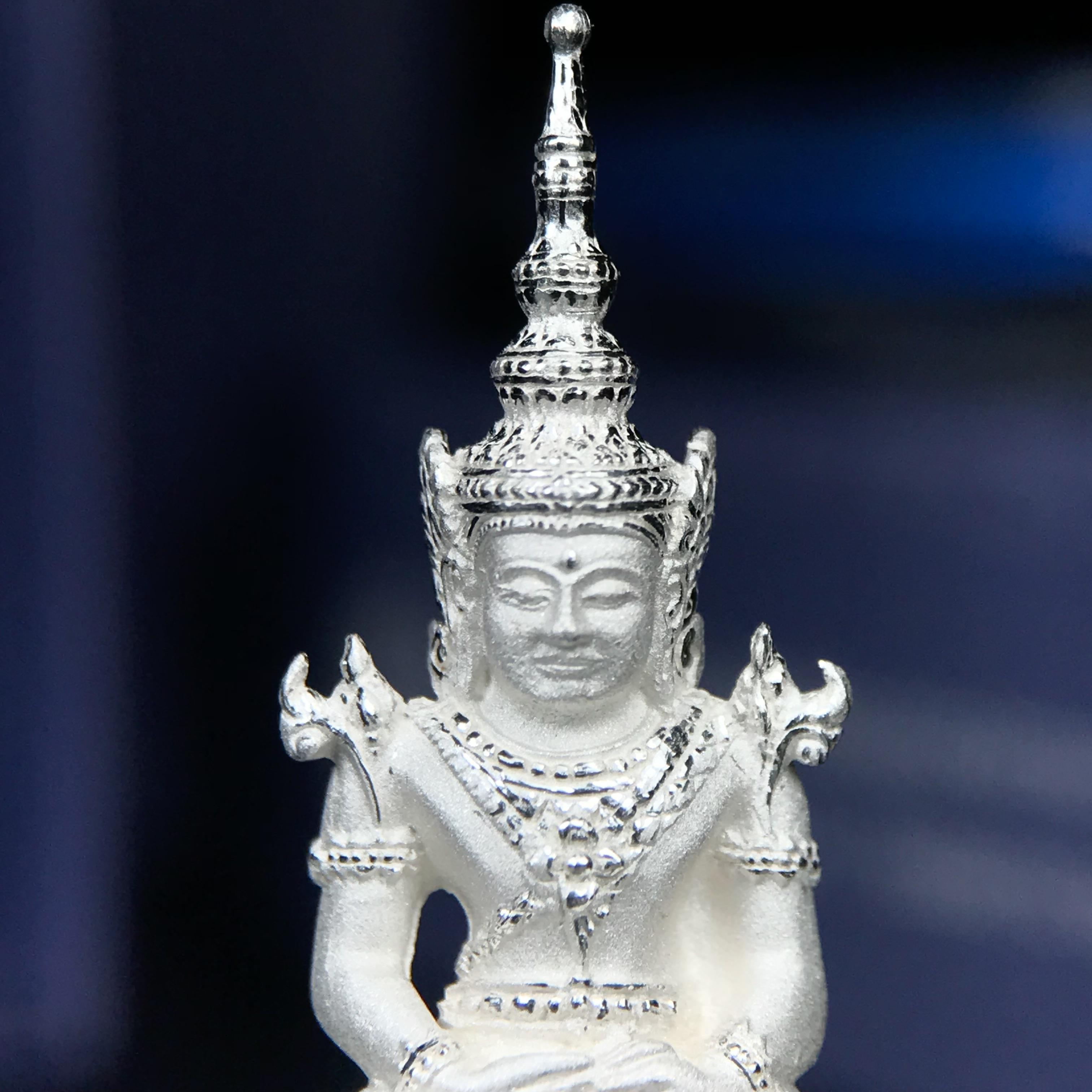 พระแก้วมรกต ภปร. ปี 2547 จัดสร้างโดยโรงพยาบาลภูมิพลอดุลยเดช เนื้อเงิน ลอยองค์ หน้าตัก 1/2 นิ้ว พิธีมหามังคาภิเษก ณ พระอุโบสถวัดพระศรีรัตนศาสดาราม(วัดพระแก้ว) งดงามทรงคุณค่าอีกหนึ่งรุ่นยอดนิยม หายาก(หมายเลขต้นๆหลักร้อย ๗๙๓)(1ใน3000องค์)