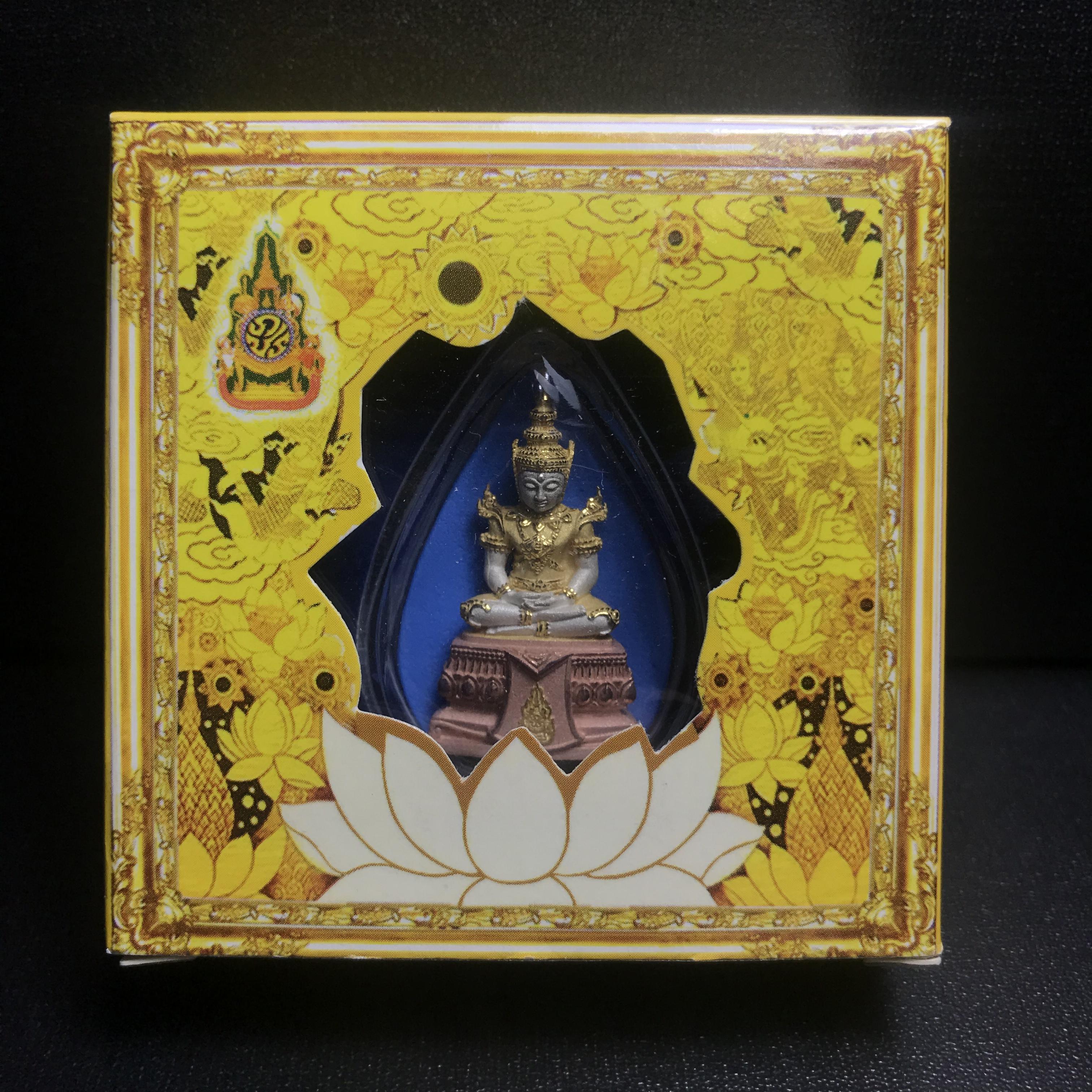 พระแก้วมรกต(จำลอง)ลอยองค์ ขนาดหน้าตัก 1/2 นิ้ว ทรงเครื่องฤดูร้อน เนื้อเงินสามกษัตริย์ ตราสัญลักษณ์ฉลองสิริราชสมบัติ ครบ 60 ปี พ.ศ.2549(สภาพสวย ครบ สมบูรณ์)