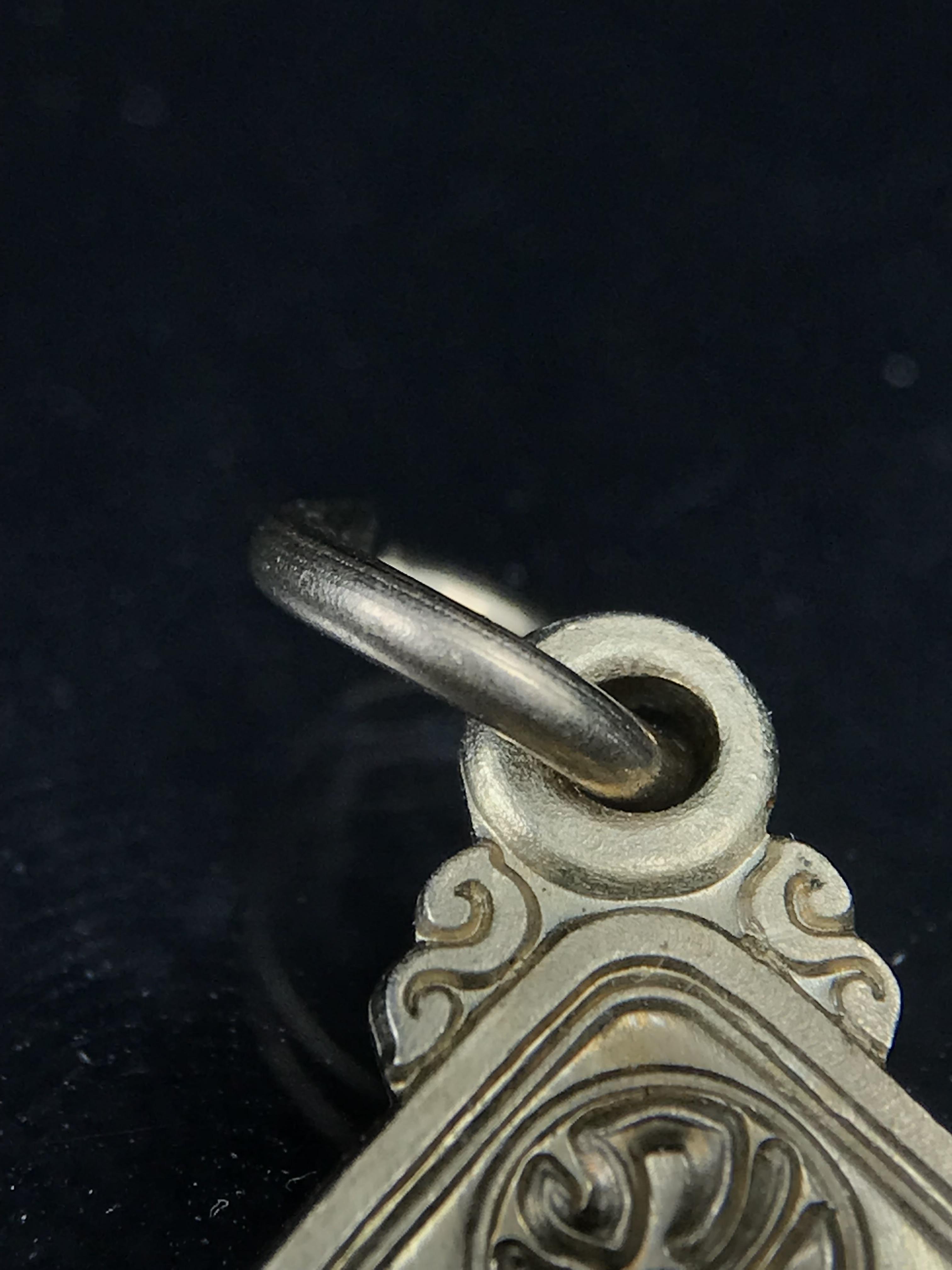 เหรียญครอบครูช่างหลวง(ในหลวงทรงดนตรี) เนื้ออัลปาก้า ปี 2550(หายาก)สุดยอดแห่งความหายากมีหมุนเวียนให้เห็นน้อยมากเป็นอีกหนึ่งรุ่นยอดนิยมของเสด็จพ่อร.9เหรียญนี้สวยมากผิวน้ำทองทั่วทั้งเหรียญ