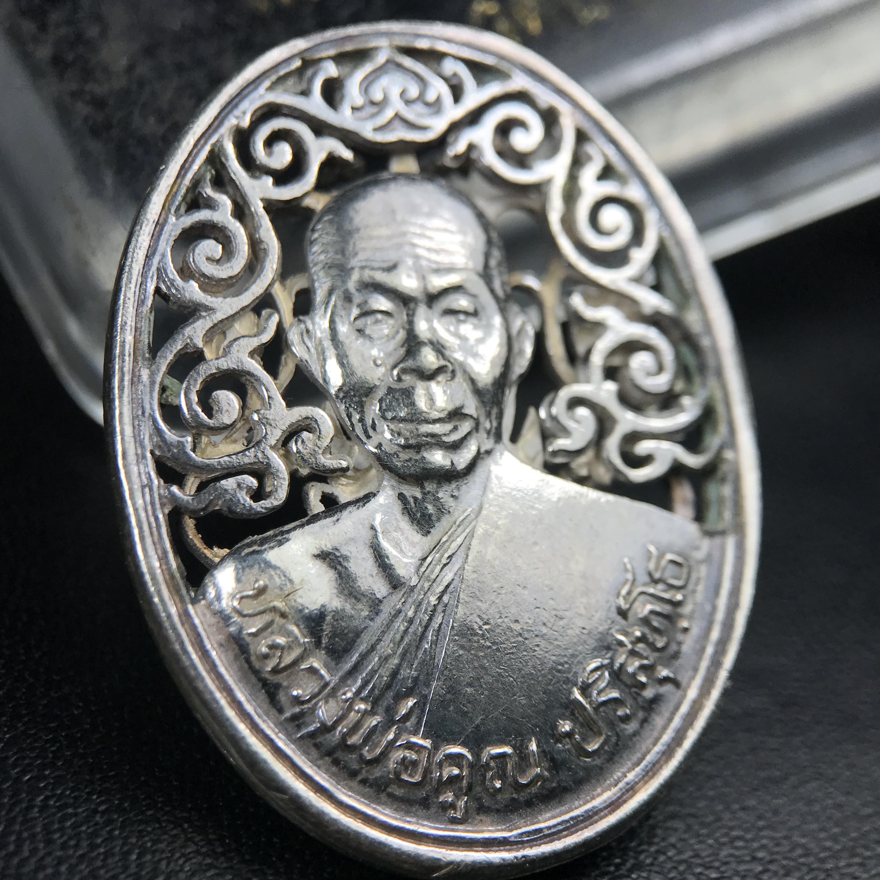 เหรียญหลวงพ่อคูณ ปริสุทโธ วัดบ้านไร่ รุ่น สก. ปี 2536 พิมพ์ลายฉลุ เนื้อเงิน(สวย งดงาม หายาก) งานมหามงคลเฉลิมพระชนมพรรษา 5 รอบ สมเด็จพระบรมราชินีนาถ จัดสร้างโดย กองพลทหารราบที่๒ ทหารเสือราชินี รักษาพระองค์ (พิธีใหญ่ ประวัติชัดเจน อีกหนึ่งรุ่นยอดนิยม)