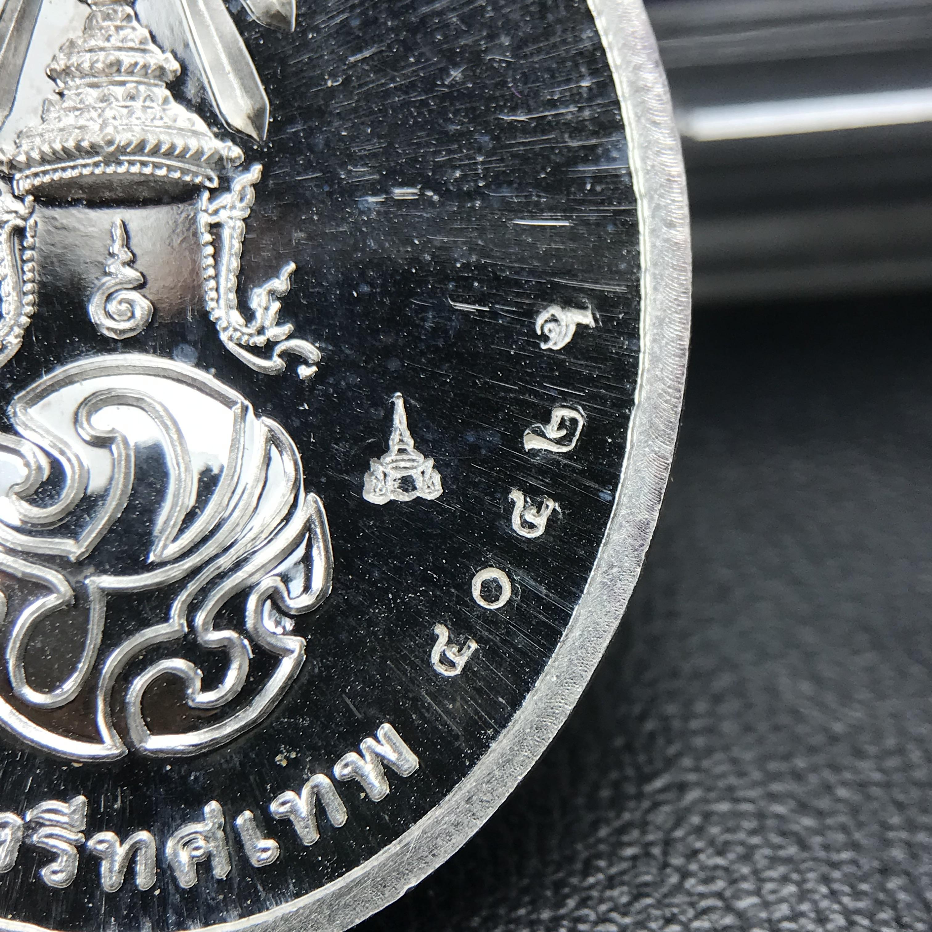 พระพุทธนวราชบพิตร ภปร. ที่ระลึก 7รอบ 84พรรษา ในหลวงรัชกาลที่ 9 วัดตรีทศเทพ จัดสร้าง พ.ศ. 2554 เหรียญเนื้อเงินสภาพสวยกล่องเดิมครบ ตอกโค๊ตและหมายเลข ๔๐๔๒ (1 ใน 9000 เหรียญ)***นิมิตหมายแห่งคุณพระรัตนตรัย และความผูกพันระหว่างพระมหากษัตริย์กับพสกนิกร***