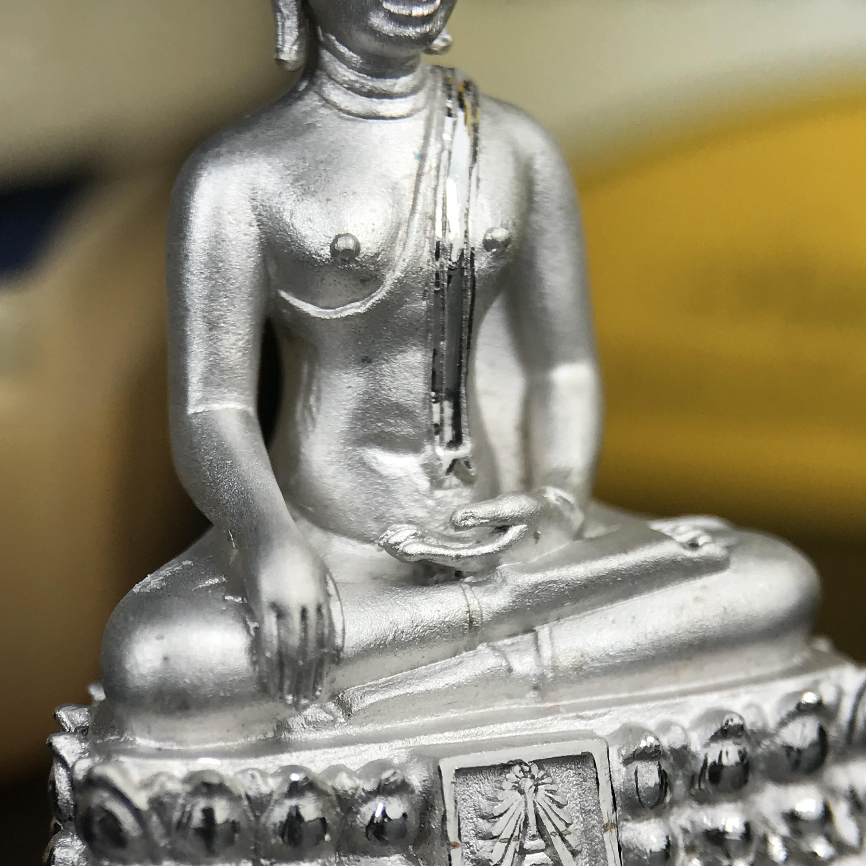 พระพุทธรูปคุ้มเกล้า ภปร.(ใต้ร่มพระบารมี คุ้มเกล้า) 60ปี โรงพยาบาลภูมิพลฯ พ.ศ.2552 เนื้อเงิน ชุบทองคำขาว(พิมพ์ใหญ่ขนาด 35.5*24 มม.)สภาพสวยเดิมพร้อมกล่องบรรจุเดิม ตอกโค๊ดหมายเลข ๘๒๒ หายาก(1ใน5000 องค์)