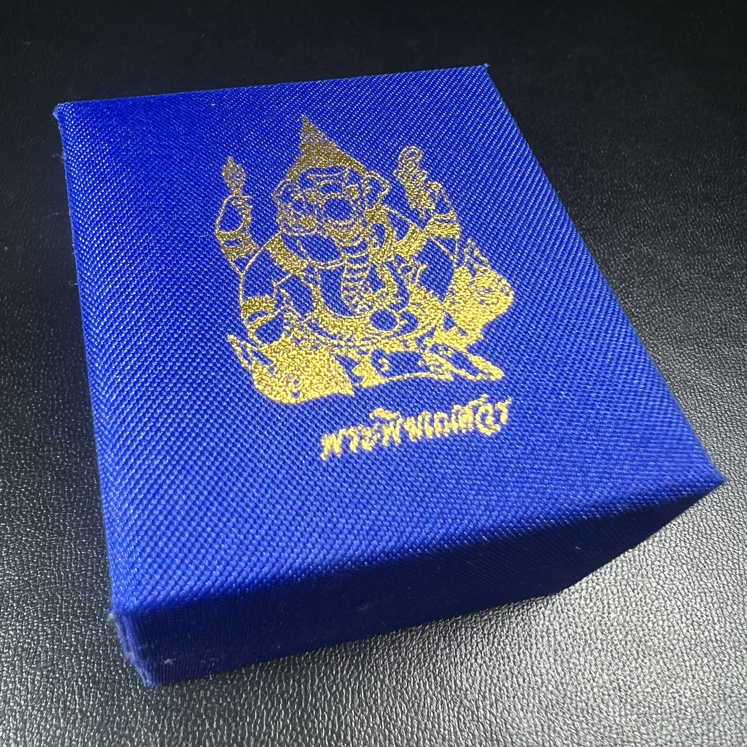 พระพิฆเณศวร วัดบวรนิเวศวิหาร ปี 2542 เนื้อเงินพ่นทรายขัดเงาบางส่วน(ฝังพลอย1เม็ด)(ขนาด 2* 1.4 ซม.) สภาพสวยซีนซองเดิมพร้อมกล่องบรรจุเดิม ตอกโค๊ดหมายเลขกำกับ(ผิวเดิมขึ้นสีรุ้งธรรมชาติ สวย)(คัดสภาพสวยเดิม พิธีใหญ่ พุทธศิลป์งดงาม)