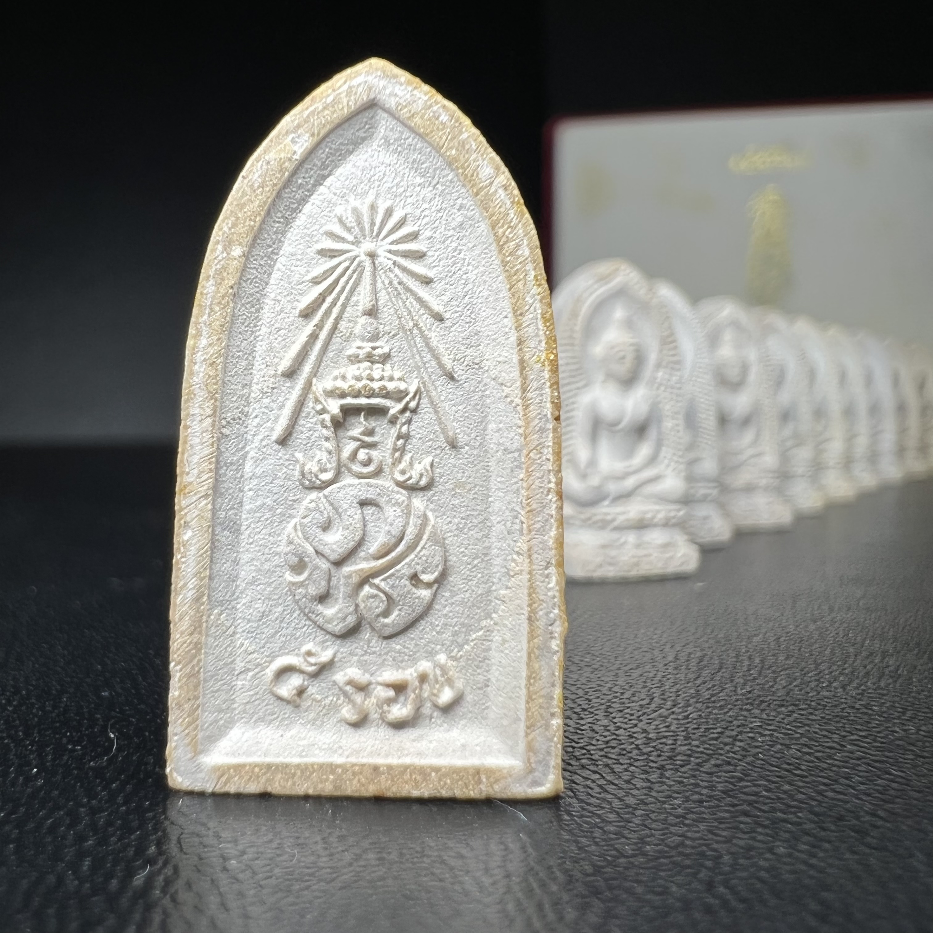 พระไพรีพินาศ ภปร. ครบ 5 รอบ ร.9 ปี 2530(เนื้อผงพิมพ์ใหญ่) ชุดกรรมการ บรรจุจำนวน 10 องค์ ในกล่อง ตราสัญลักษณ์ ภปร.(ในหลวงรัชกาลที่9เสด็จในพิธีเจิมพระสุหร่าย)พระดี พิธีใหญ่ ประกอบพิธีพุทธาภิเษกพร้อมกับพิธีพระกริ่งปวเรศ ปี2530 วัดบวรนิเวศวิหาร(1 ใน 15 ชุด)